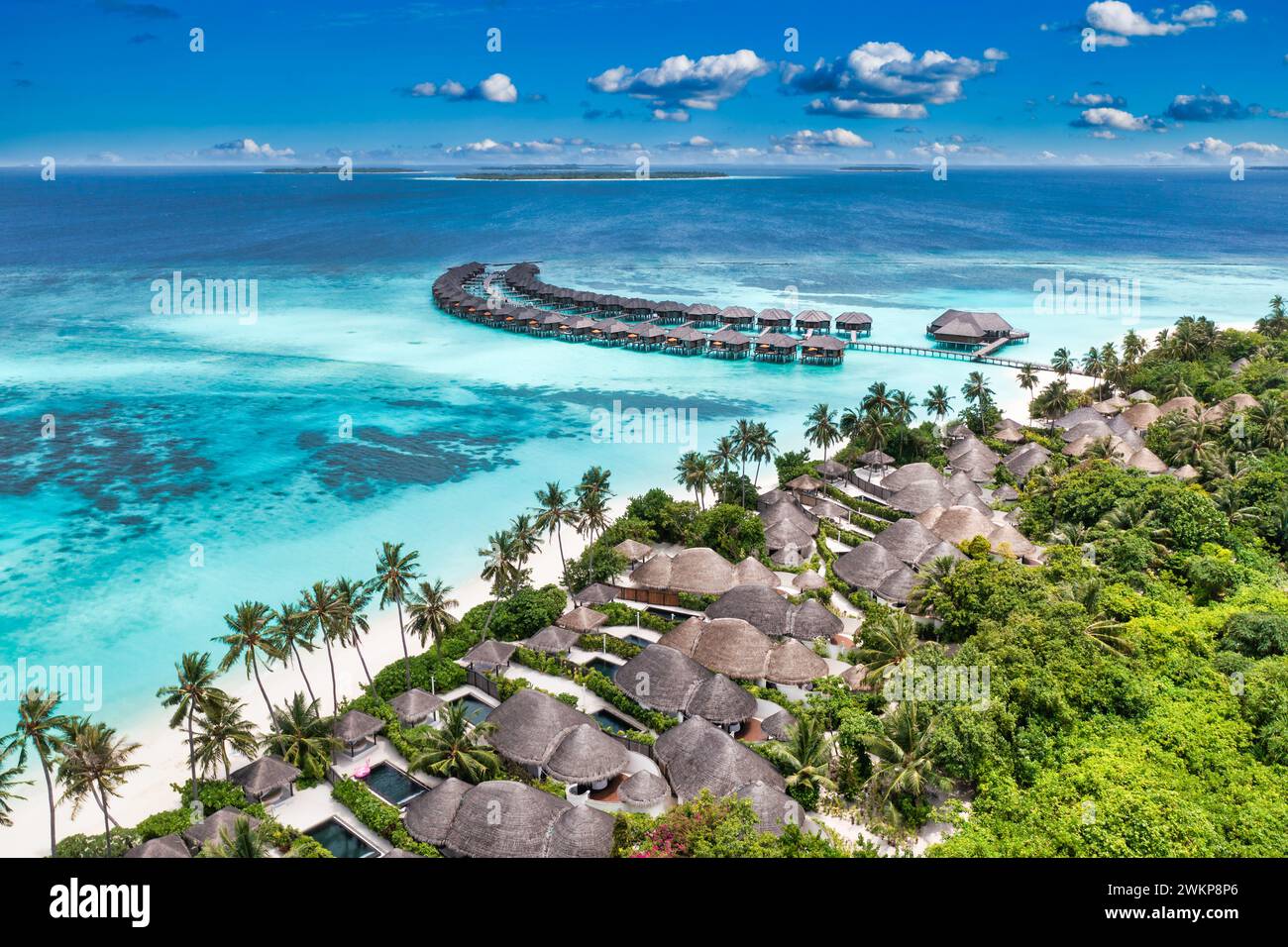 Magnifique paradis des Maldives. Paysage de voyage aérien tropical, paysage marin avec pont en bois, villas aquatiques, plage de sable de mer incroyable ciel, île tropicale Banque D'Images