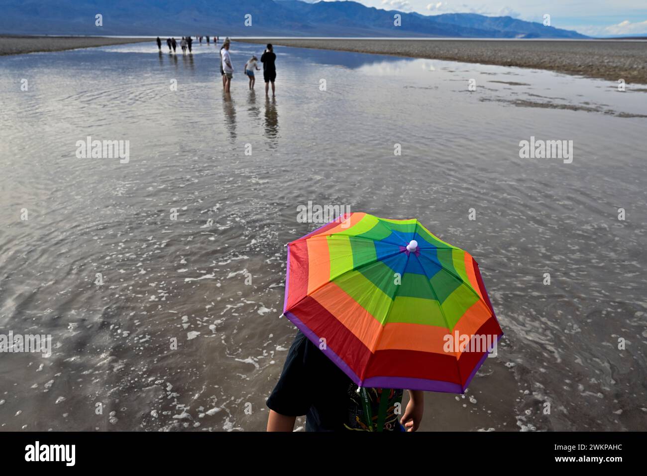 21 février 2024 - Parc national de la Vallée de la mort, Californie, États-Unis - les gens apprécient la possibilité de marcher dans l'eau lors de leur visite du bassin Badwater dans le parc national de la Vallée de la mort, Californie, le 21 février 2024. Le bassin de Badwater a été inondé par l'ouragan Hilary en août 2023 et les pluies récentes en Californie. C'est le point le plus bas en Amérique du Nord, à 282 pieds sous le niveau de la mer. Le lac éphémère, connu sous le nom de lac Manly, mesure six milles de long, trois milles de large, un pied de profondeur et se trouve dans l'ombre de la chaîne Panamint. (Crédit image : © David Becker/ZUMA Press Wire) USAGE ÉDITORIAL SEULEMENT! Non destiné à UN USAGE commercial ! Banque D'Images