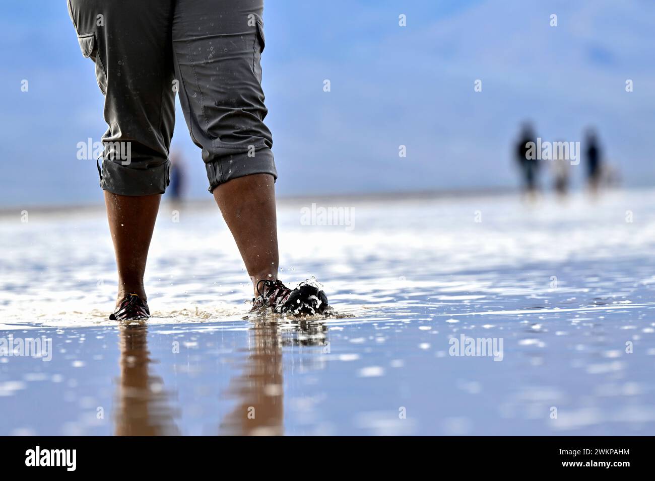 21 février 2024 - Parc national de la Vallée de la mort, Californie, États-Unis - les gens apprécient la possibilité de marcher dans l'eau lors de leur visite du bassin Badwater dans le parc national de la Vallée de la mort, Californie, le 21 février 2024. Le bassin de Badwater a été inondé par l'ouragan Hilary en août 2023 et les pluies récentes en Californie. C'est le point le plus bas en Amérique du Nord, à 282 pieds sous le niveau de la mer. Le lac éphémère, connu sous le nom de lac Manly, mesure six milles de long, trois milles de large, un pied de profondeur et se trouve dans l'ombre de la chaîne Panamint. (Crédit image : © David Becker/ZUMA Press Wire) USAGE ÉDITORIAL SEULEMENT! Non destiné à UN USAGE commercial ! Banque D'Images