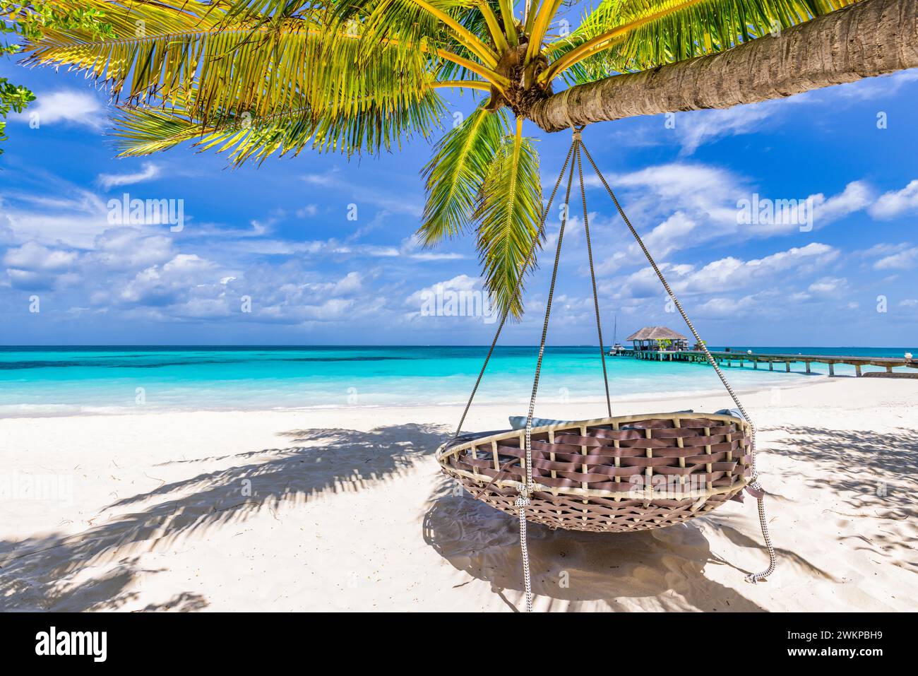 Fond tropical de plage comme paysage d'été avec balançoire de plage ou hamac et sable blanc et mer calme pour la bannière de plage. Des vacances parfaites sur la plage Banque D'Images