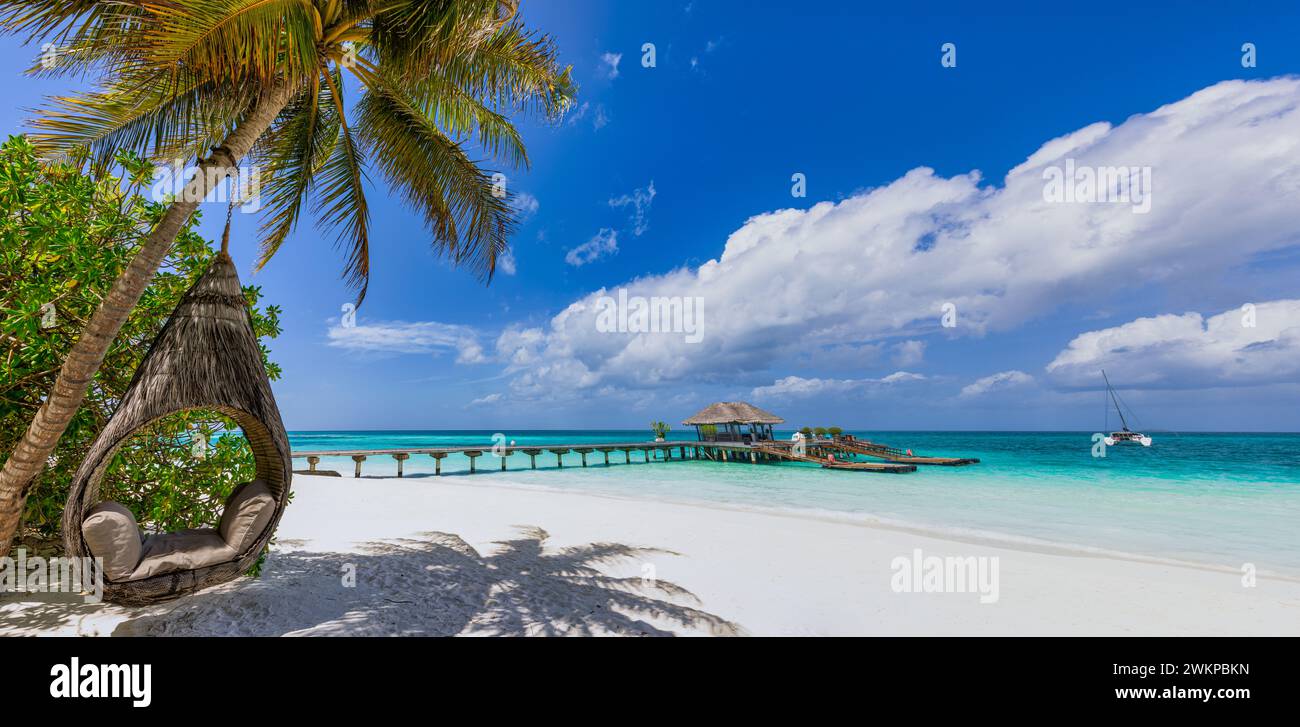 Fond tropical de plage comme paysage d'été avec balançoire de plage ou hamac et sable blanc et mer calme pour la bannière de plage. Des vacances parfaites sur la plage Banque D'Images