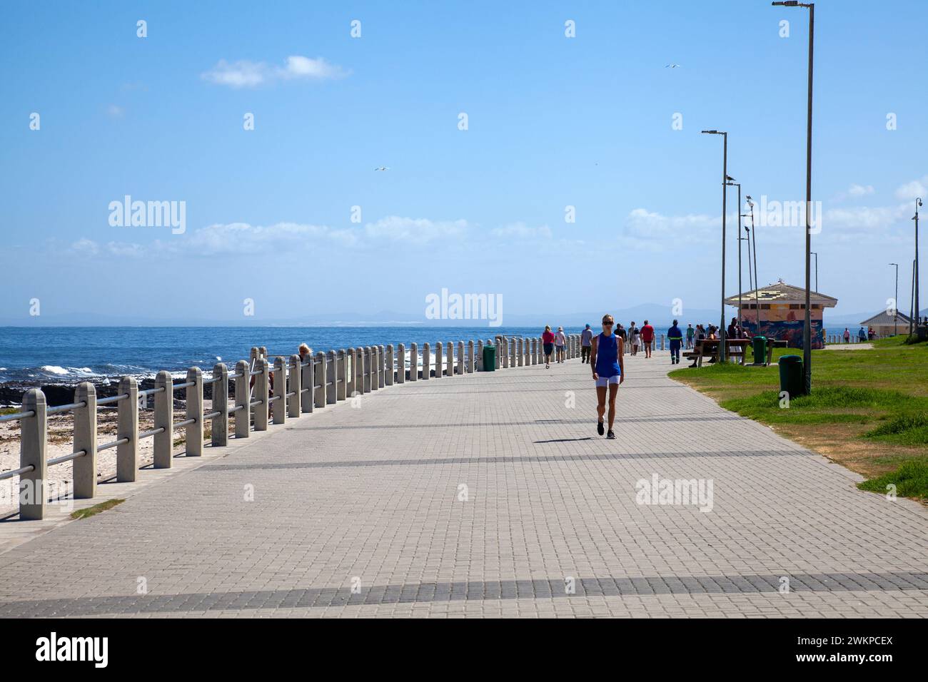 Gens marchant sur Sea point Promenade, Cape Town - Afrique du Sud Banque D'Images