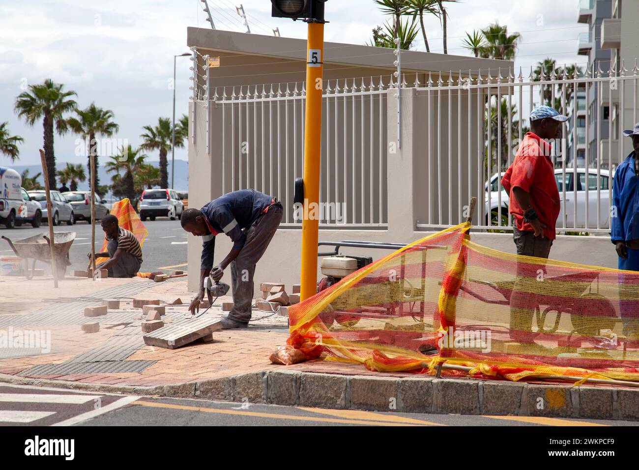 Ouvriers réparation de chaussée à Mouille point, Cape Town - Afrique du Sud Banque D'Images