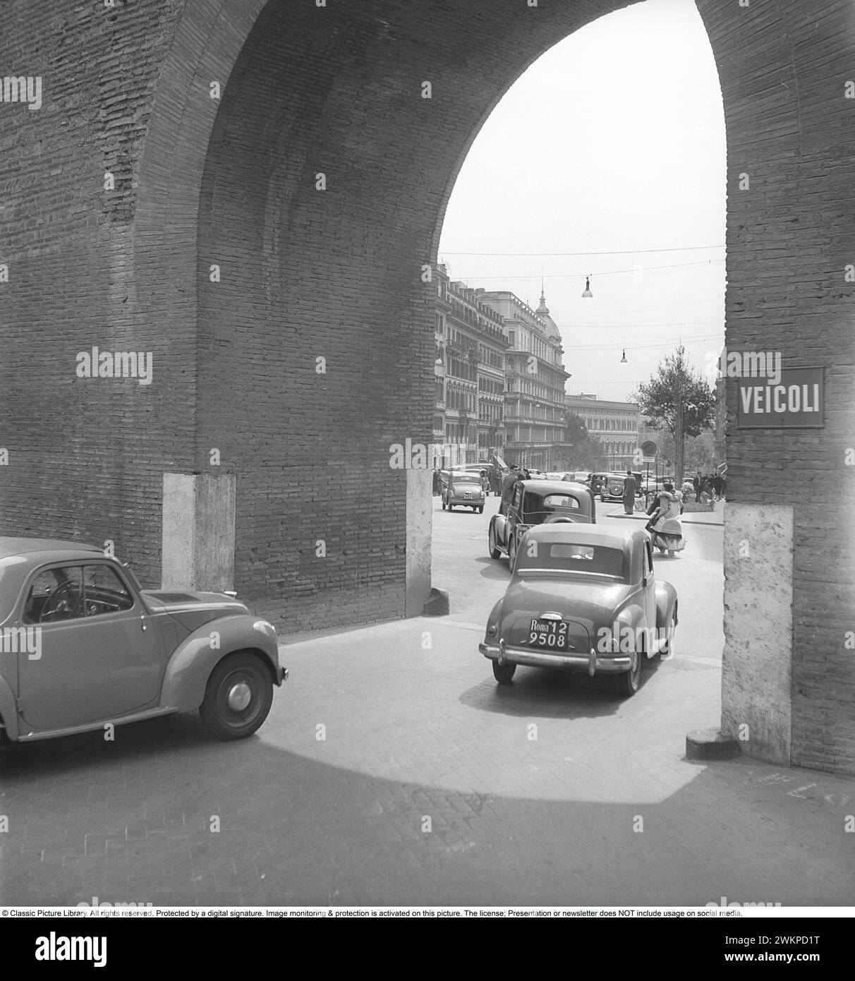 En Italie dans les années 1950 Voitures dans la rue. Milan Italie 1950. Photo Kristoffersson Ref DV19 *** local Caption *** © Classic Picture Library. Tous droits réservés. Protégé par une signature numérique. La surveillance et la protection de l'image sont activées sur cette image. La licence ; présentation ou newsletter N'inclut PAS l'utilisation sur les médias sociaux. Banque D'Images