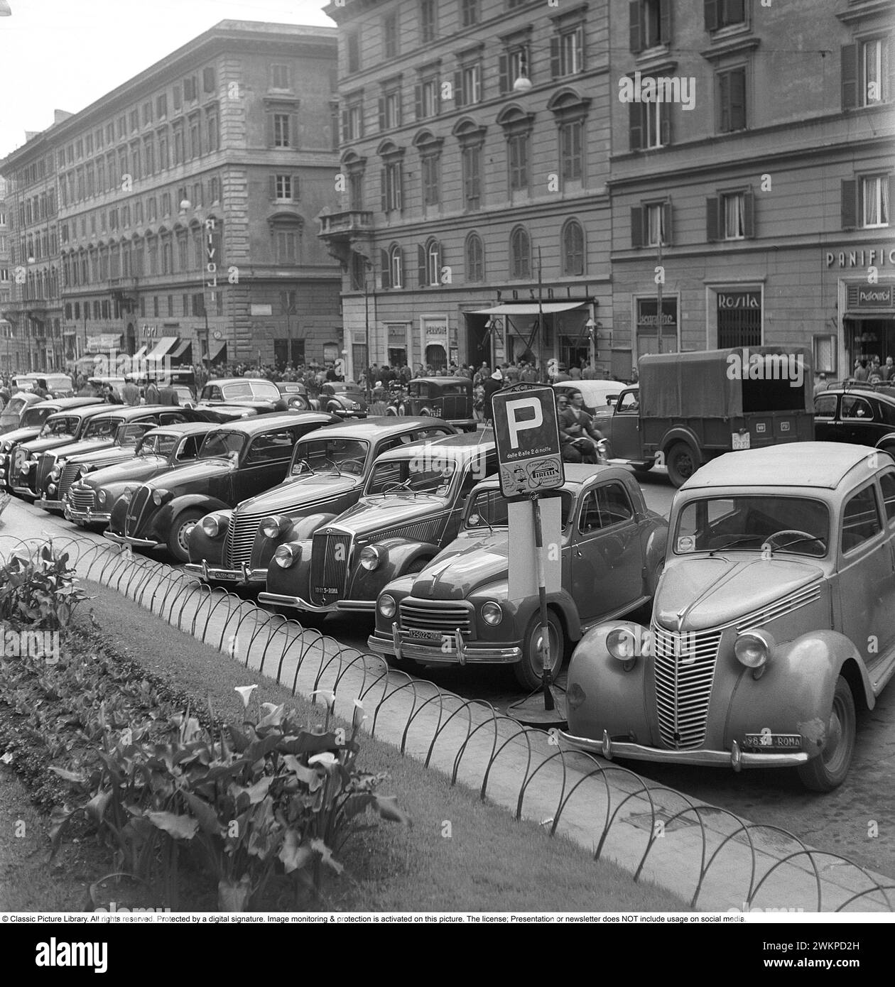 En Italie dans les années 1950 Voitures garées dans une rue à Milan. Milan Italie 1950. Photo Kristoffersson Ref AY29-2 *** local légende *** © Classic Picture Library. Tous droits réservés. Protégé par une signature numérique. La surveillance et la protection de l'image sont activées sur cette image. La licence ; présentation ou newsletter N'inclut PAS l'utilisation sur les médias sociaux. Banque D'Images