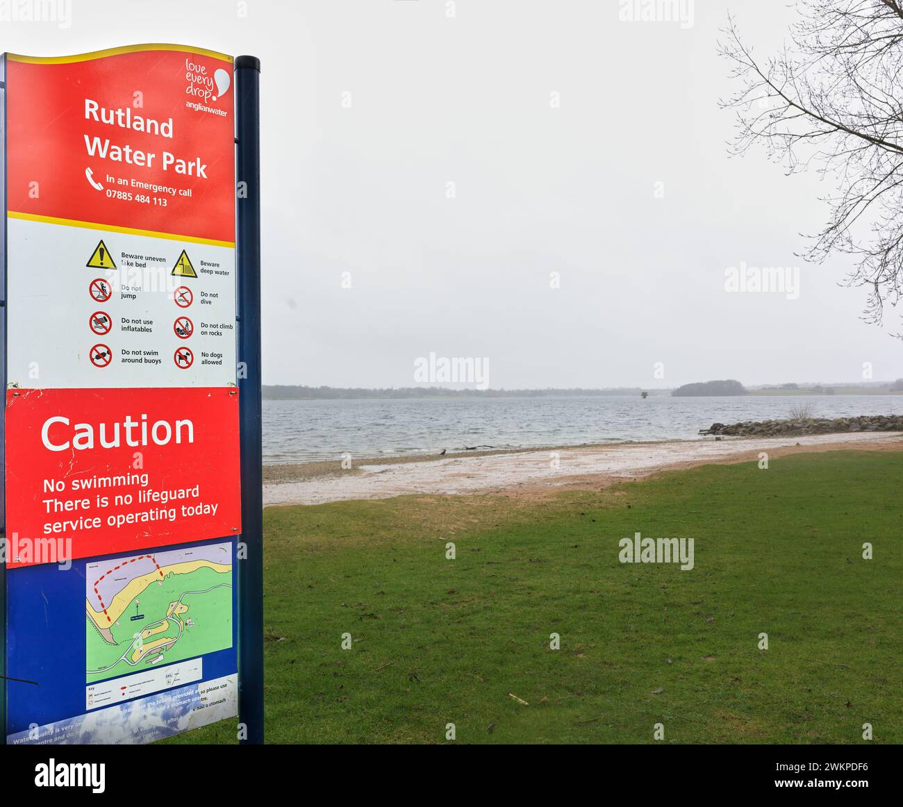 Plage fermée au lac du parc aquatique Rutland (réservoir) par une journée humide, pluvieuse et brumeuse. Banque D'Images