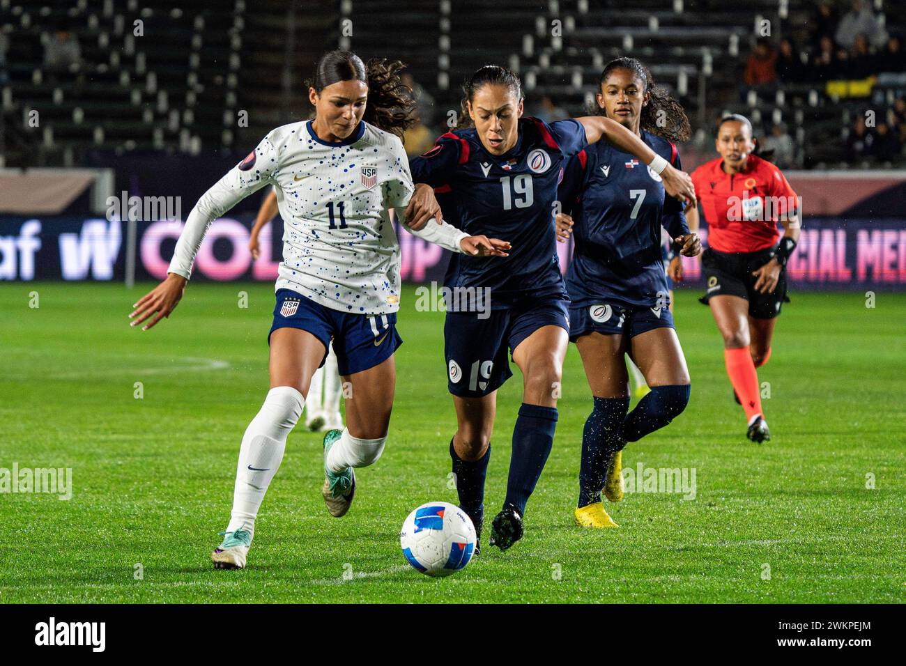 L'attaquante des États-Unis Sophia Smith (11 ans) et la défenseuse de la République dominicaine Gabriella Cuevas (19 ans) se battent pour la possession lors de la Coupe d'Or de la CONCACAF W Gro Banque D'Images