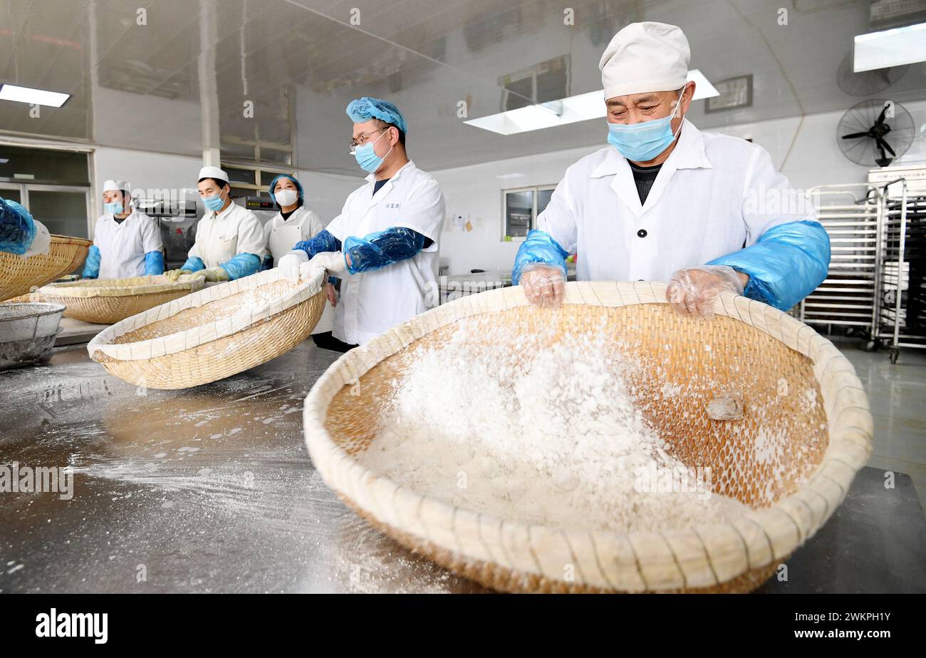 ZHANGJIAKOU, CHINE - 22 FÉVRIER 2024 - des ouvriers fabriquent des boulettes de riz gluantes dans une pâtisserie traditionnelle à Zhangjiakou, dans la province du Hebei, au nord de la Chine. Banque D'Images