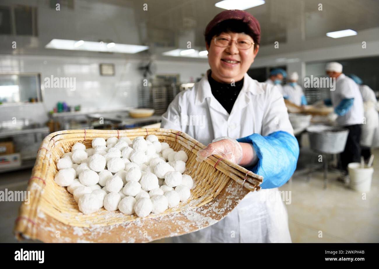 ZHANGJIAKOU, CHINE - 22 FÉVRIER 2024 - des ouvriers fabriquent des boulettes de riz gluantes dans une pâtisserie traditionnelle à Zhangjiakou, dans la province du Hebei, au nord de la Chine. Banque D'Images