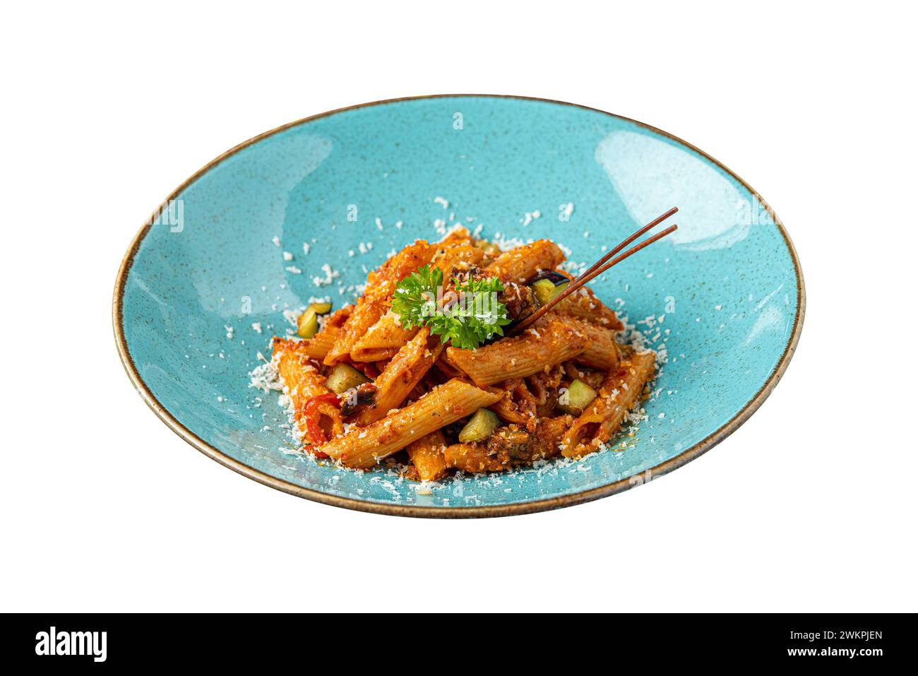 Pâtes Penne en sauce tomate, tomates décorées de persil sur fond blanc Banque D'Images