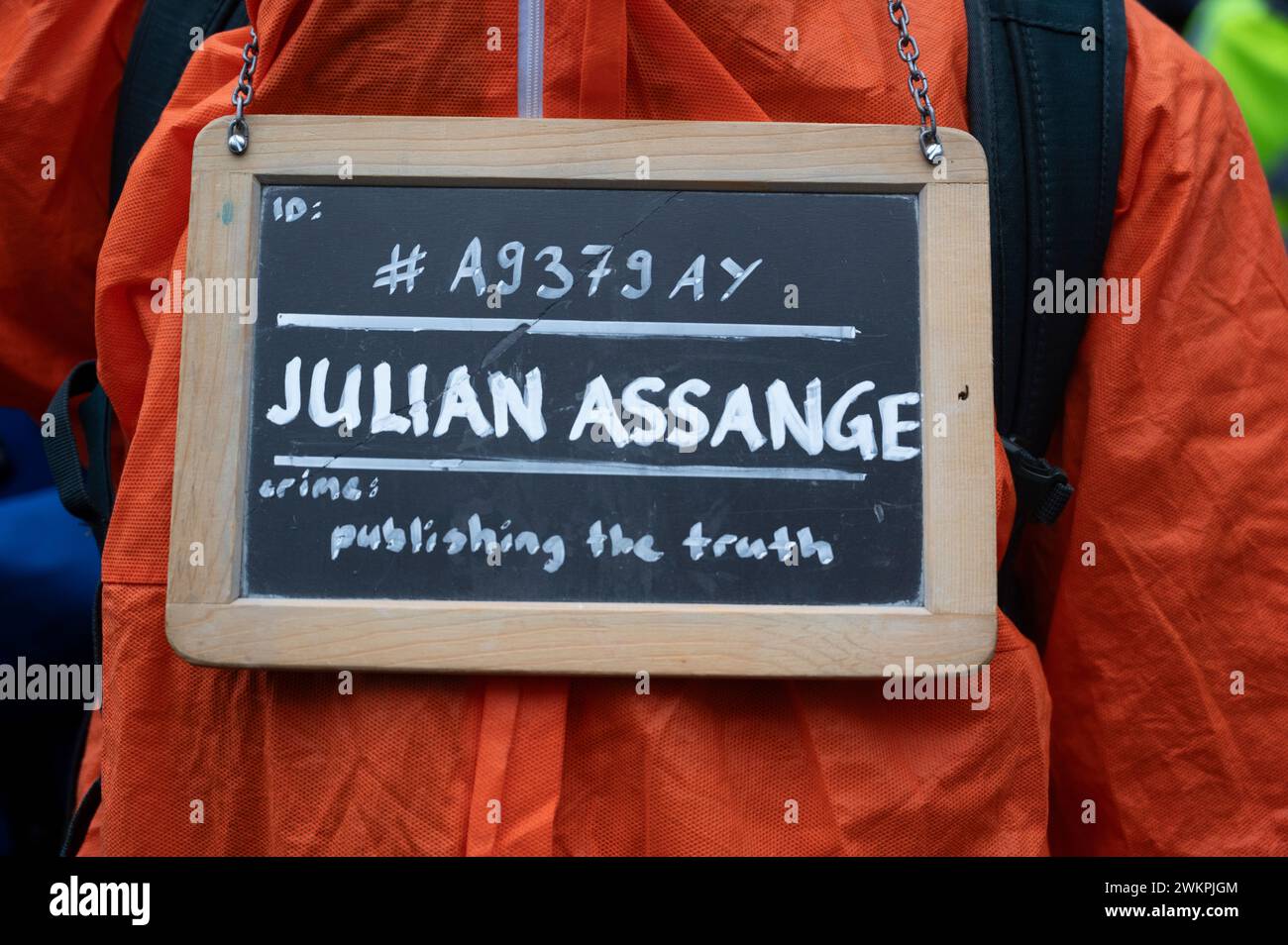 Les partisans du fondateur de Wikileaks, Julian Assange, manifestent devant les cours royales de justice pour réclamer sa liberté le deuxième jour d'une audience Banque D'Images