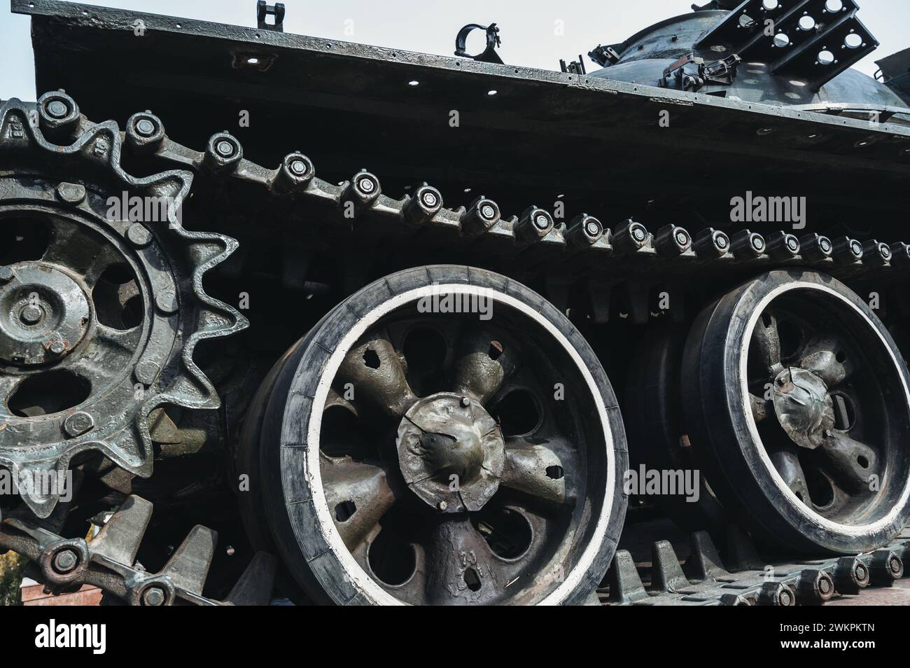 Métal vieille chenille trace d'un char soviétique lourd de métal de l'armée militaire en gros plan Banque D'Images