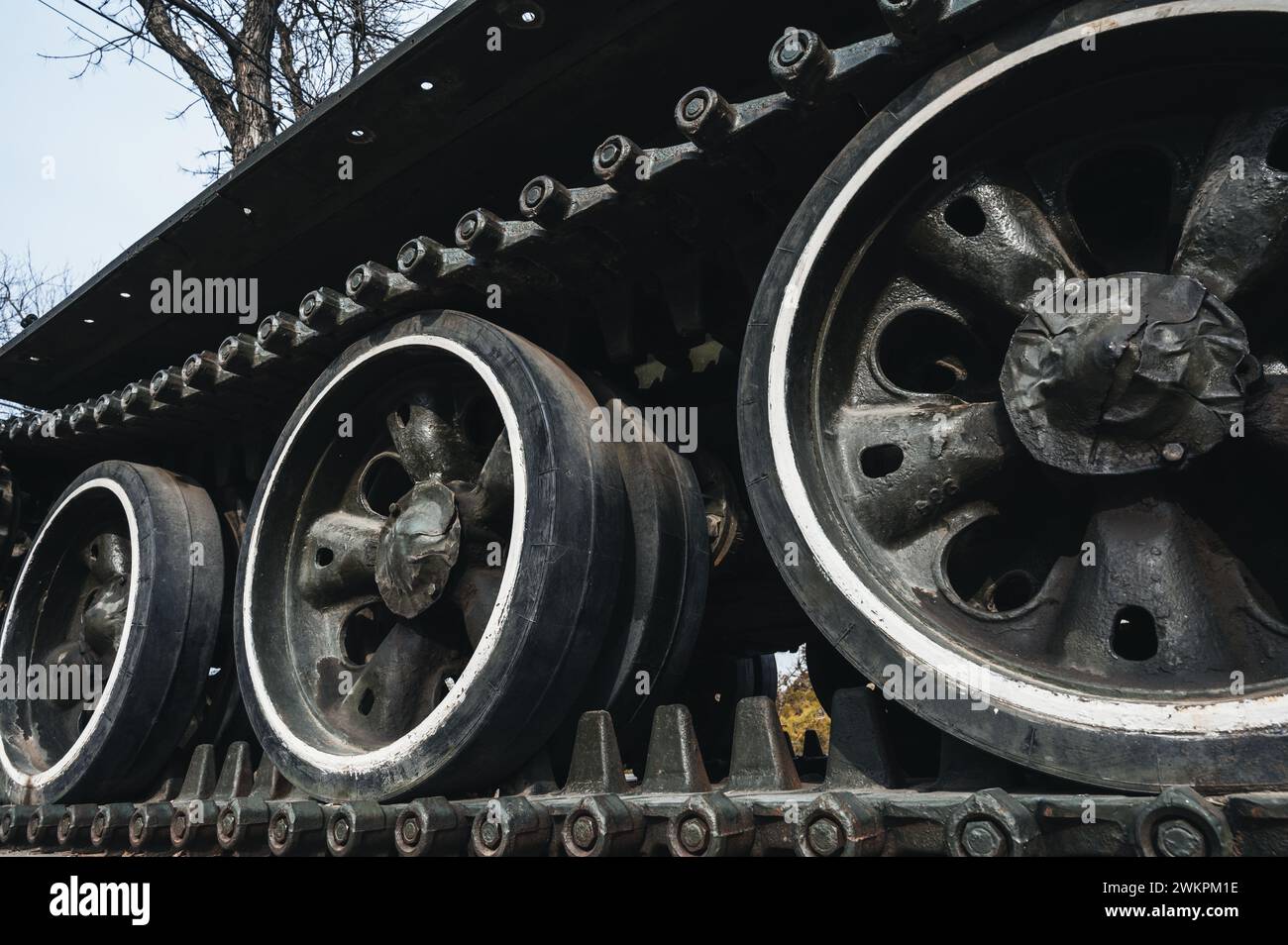 chenille métallique trace d'un vieux char militaire soviétique en gros plan Banque D'Images