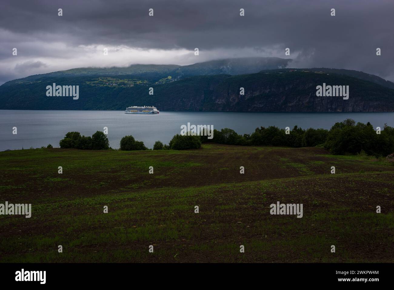 Utvik, Norvège - 27 juin 2023 : certains prétendent un impact néfaste de l'industrie des croisières sur l'environnement à travers les émissions de carbone, le dumping de wa gris Banque D'Images