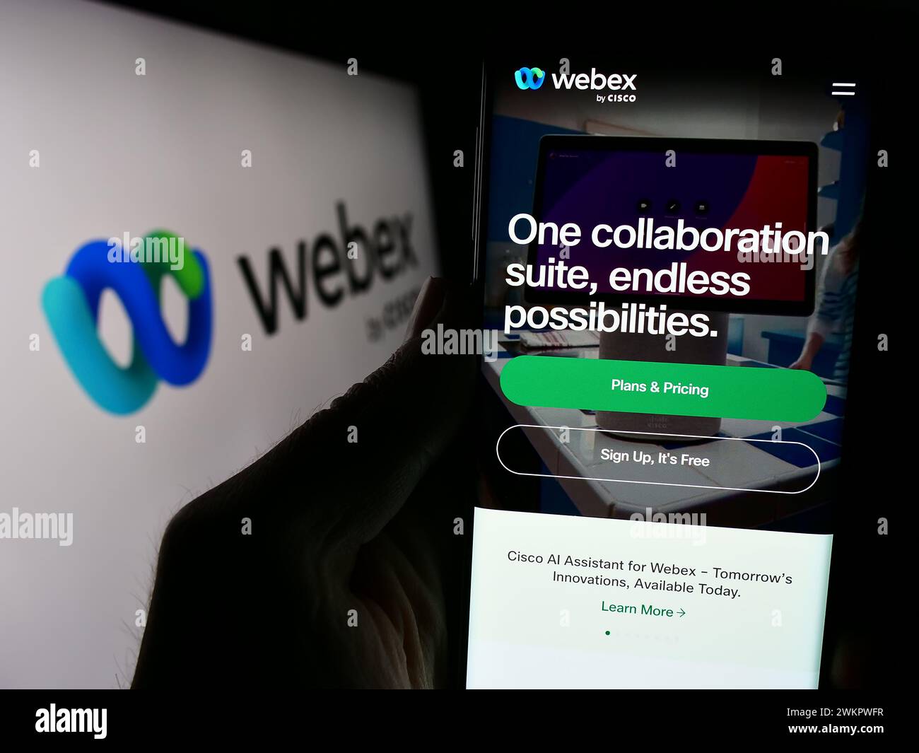 Personne tenant le téléphone portable avec la page Web de la société américaine de communications unifiées Webex par Cisco devant le logo. Concentrez-vous sur le centre de l'écran du téléphone. Banque D'Images