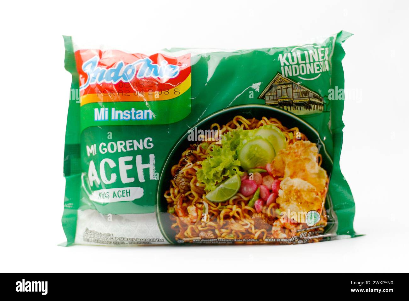 Gros plan vue avant un paquet de nouilles instantanées Indomie Mi Goreng Aceh isolé sur fond blanc Banque D'Images