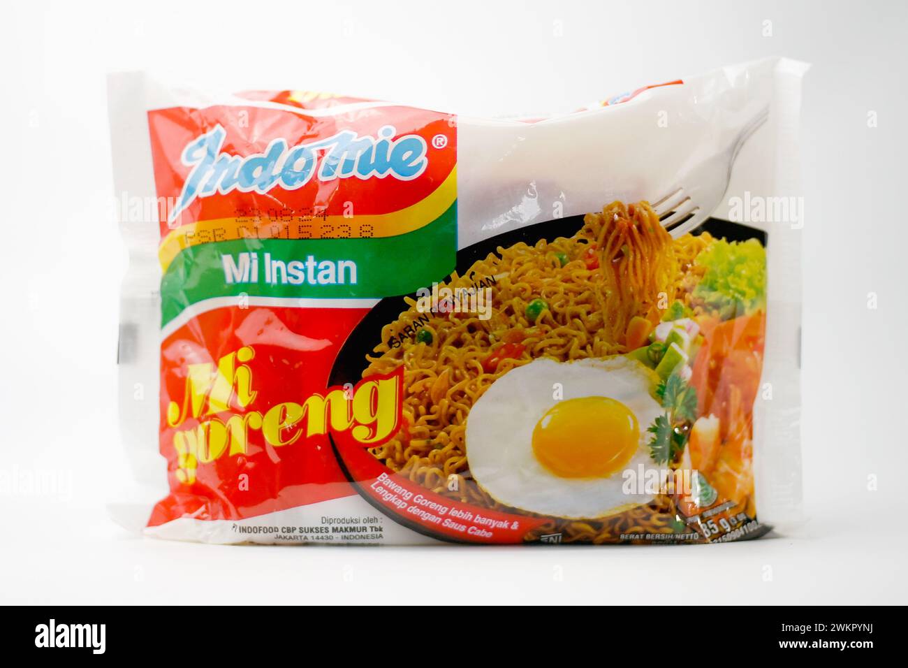 Gros plan vue avant un paquet de nouilles instantanées Indomie Goreng isolé sur fond blanc Banque D'Images