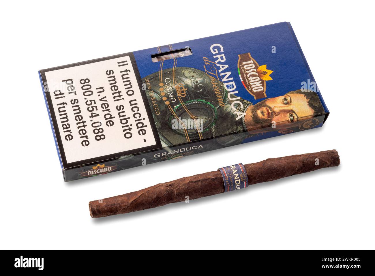 Italie - 21 février 2024 : cigare Toscano avec emballage Cosimo Grand Duc Di Toscana isolé sur blanc avec chemin de coupe inclus Banque D'Images