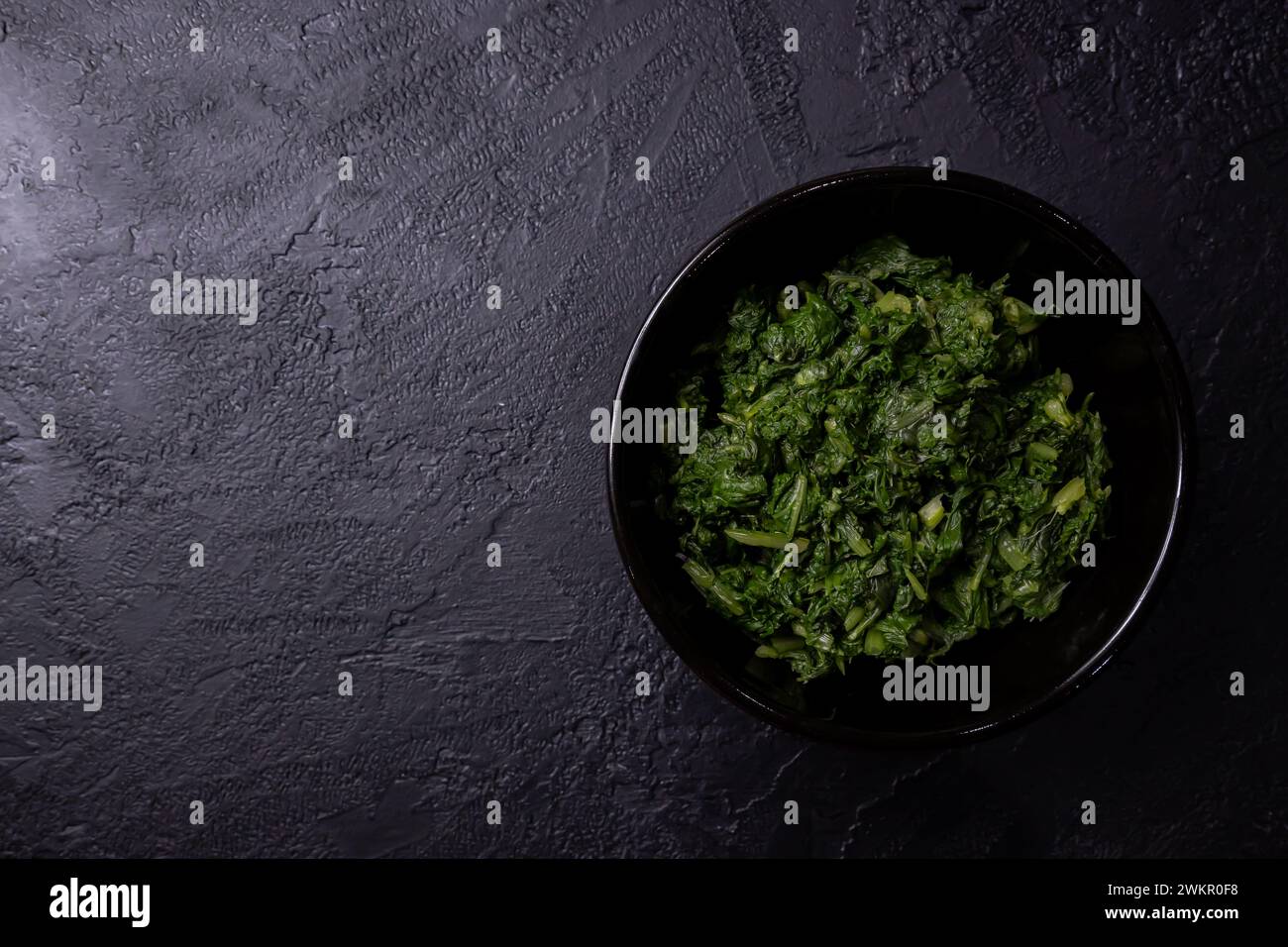 Bol de bette bouillie sur une table. Banque D'Images