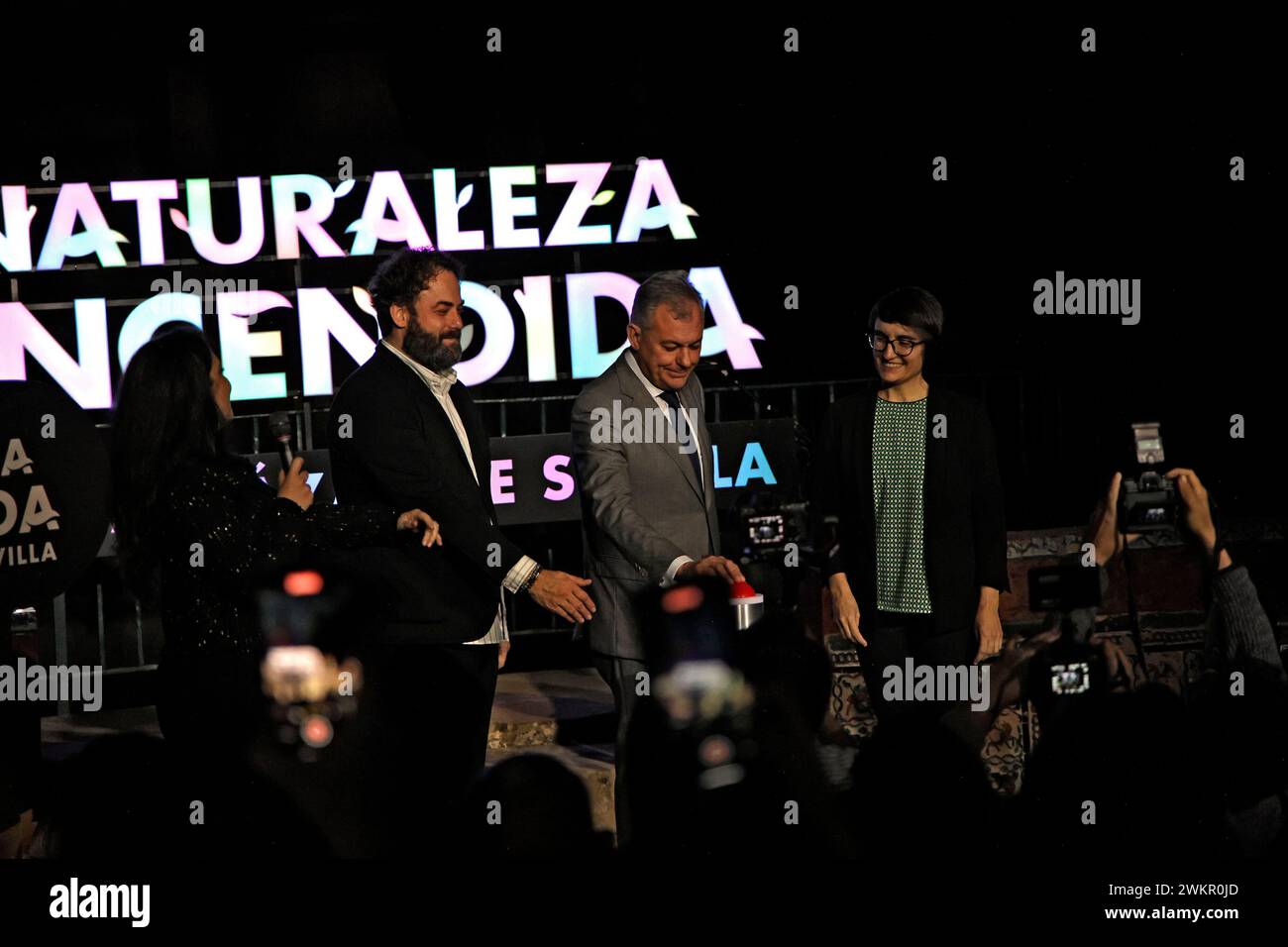 Séville, 14/02/2024. Inauguration de nature Encendida dans le Real Alcázar. Ont participé, entre autres, le maire de Séville, José Luis Sanz, Iñaki Fernández et Sidiria Guzmán. Photo : Juan Flores. ARCHSEV. Crédit : album / Archivo ABC / Juan Flores Banque D'Images