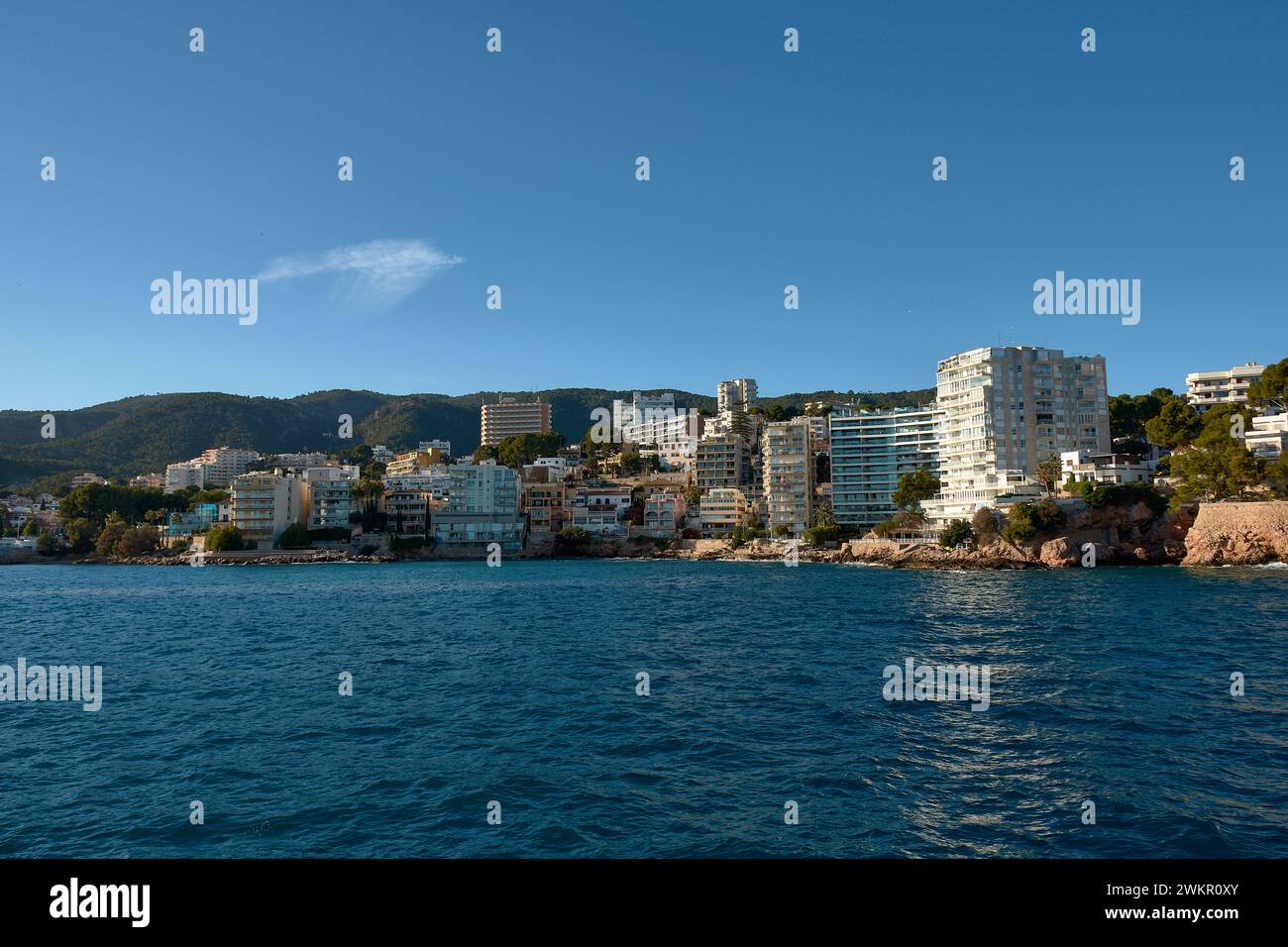 Bâtiments de la Cala Mayor au-dessus de la mer par un jour bleu à Palma de Majorque, Espagne Banque D'Images