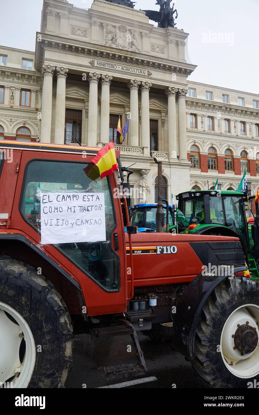 Madrid, 15/02/2024. Glorieta del Emperor Carlos V. démonstration des agriculteurs et de leurs tracteurs devant le ministère de l'Agriculture contre la précarité du secteur et les bas prix. Photo : Guillermo Navarro. ARCHDC. Crédit : album / Archivo ABC / Guillermo Navarro Banque D'Images