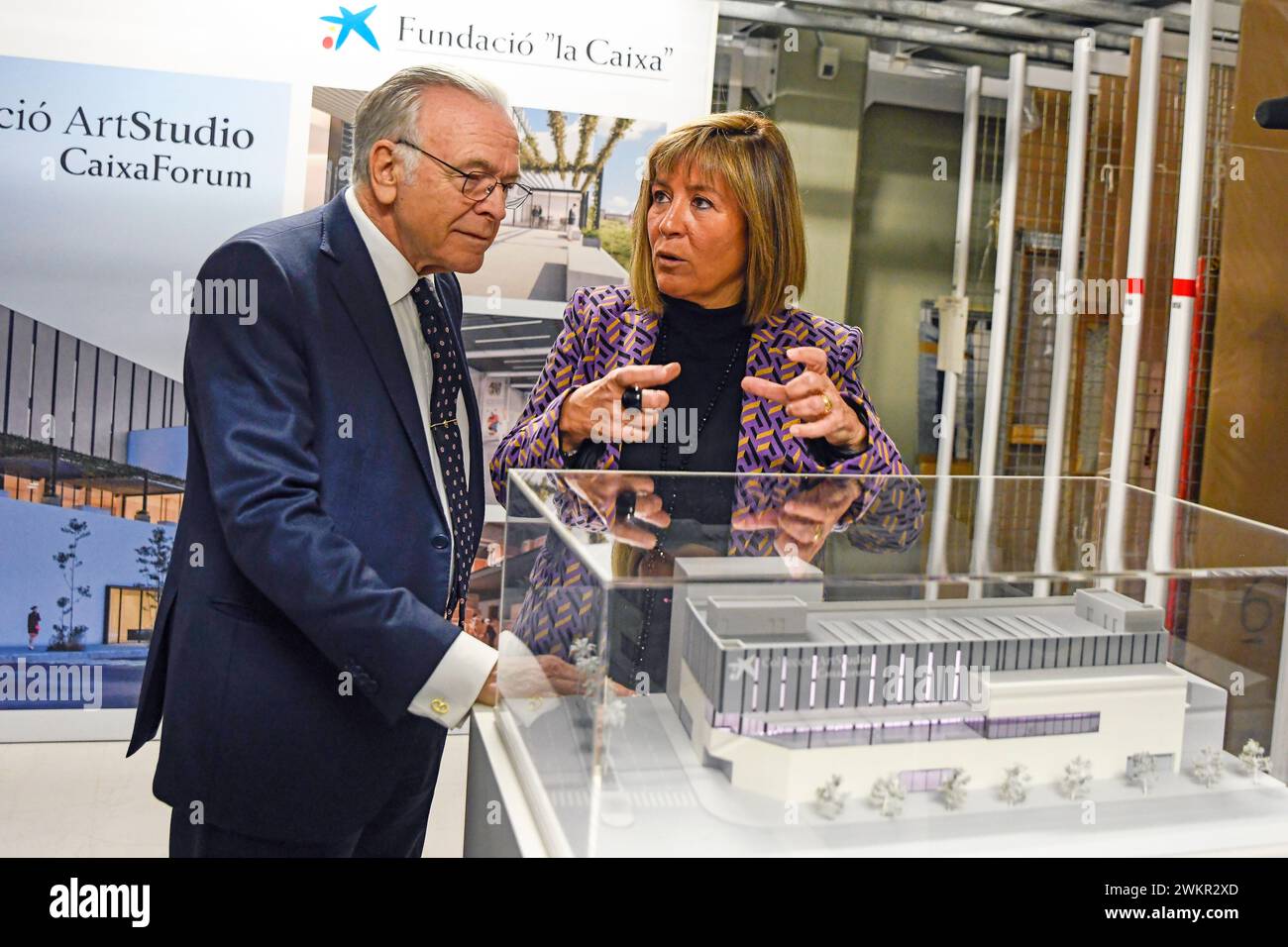 Hospitalet de Llobregat (Barcelone), 21/12/2023. Le président de la Fondation la Caixa, Isidro Fainé, et la maire de Hospitalet, Nuria Marín, dans l’entrepôt qui deviendra un nouveau centre de référence culturelle, l’ArtStudio CaixaForum. Photo : Adrián Quiroga. ARCHDC. Crédit : album / Archivo ABC / Adrian Quiroga Banque D'Images