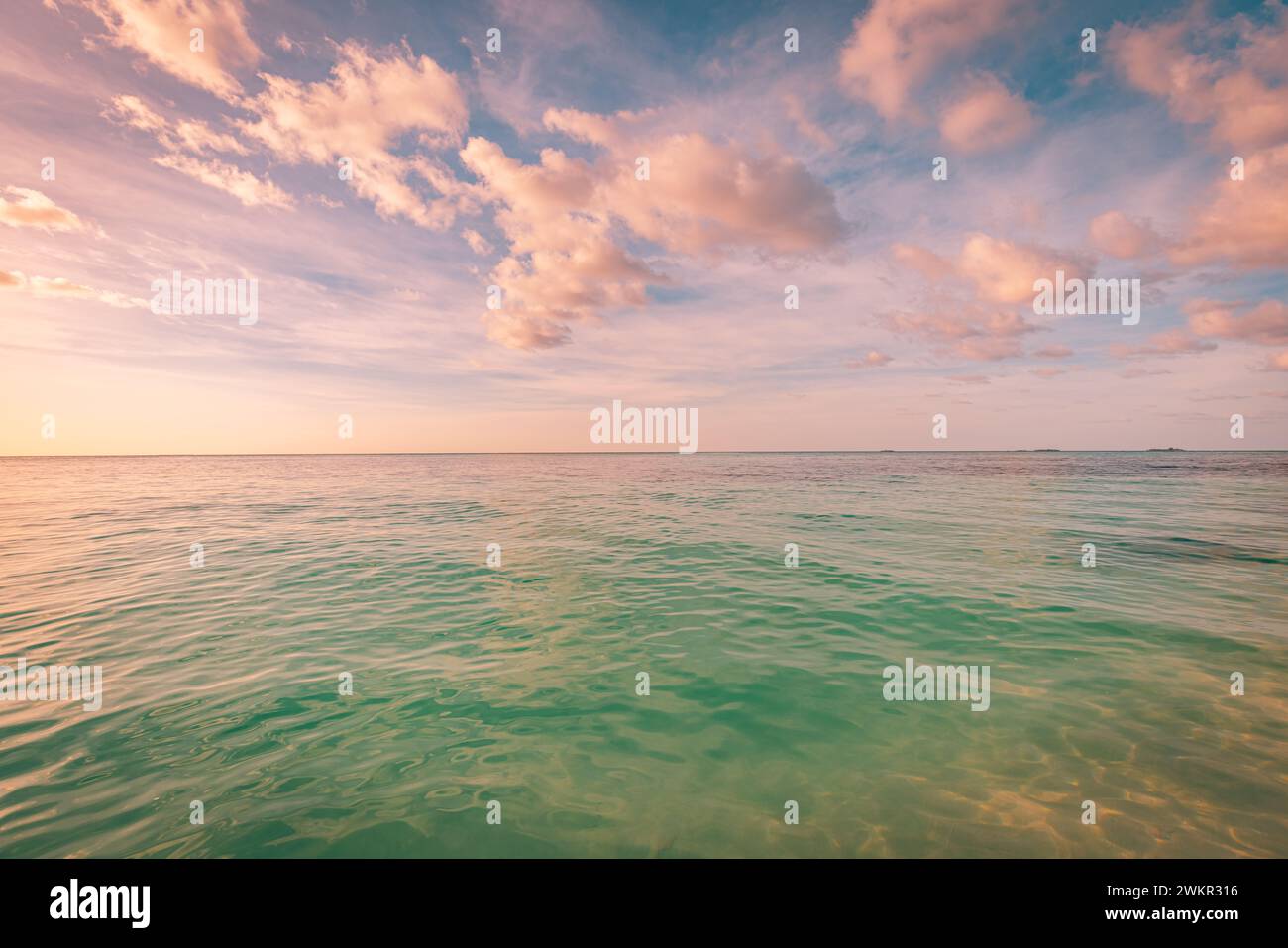 Paysage marin tranquille. Mer calme inspirante avec le ciel du coucher du soleil. Méditation aube océan et fond de ciel. Horizon coloré de lever de soleil au-dessus de l'eau Banque D'Images