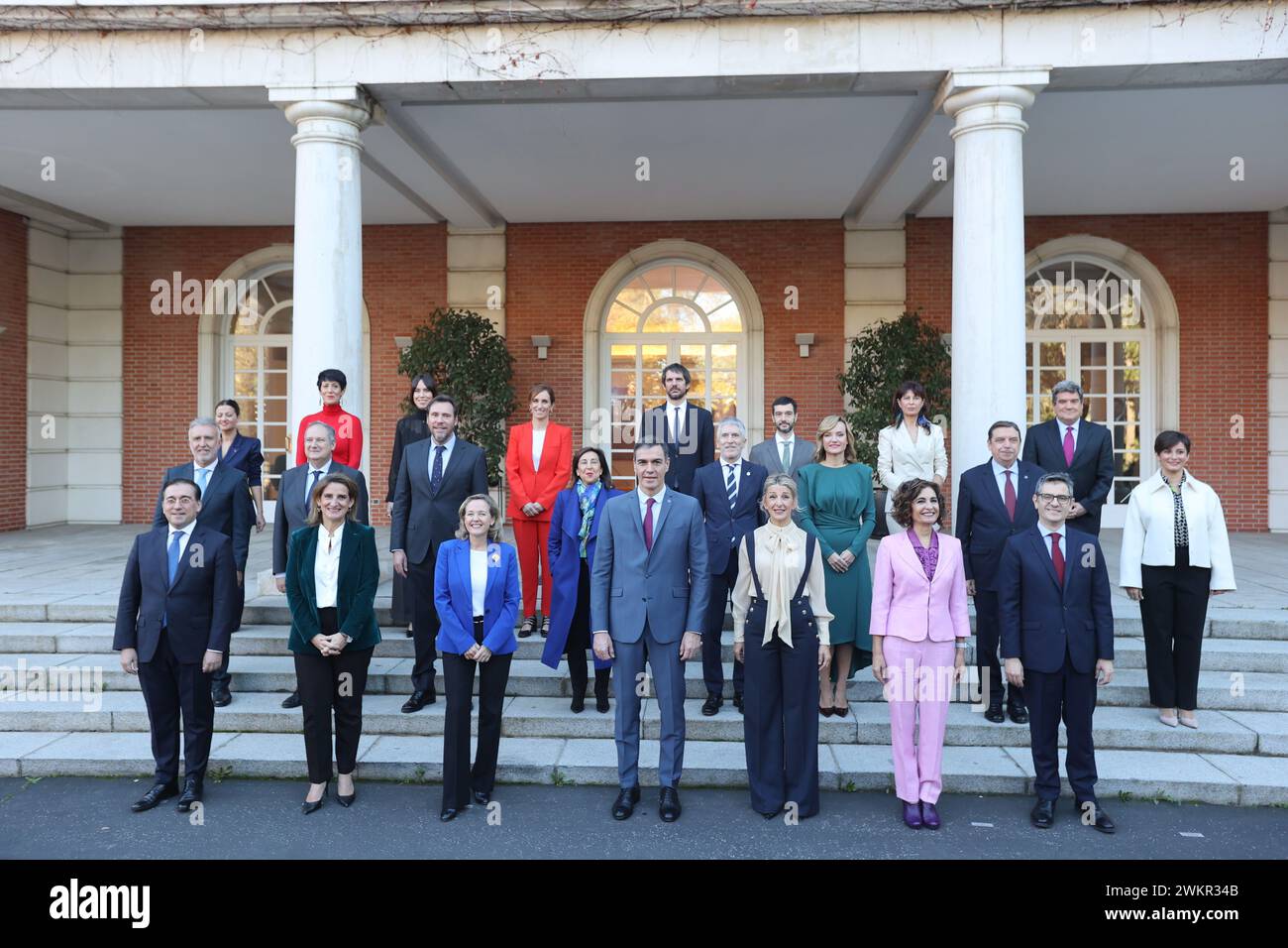 Madrid, 22/11/203. Palais de Moncloa. Photo de famille du nouveau gouvernement présidé par Pedro Sánchez avant la réunion du Conseil des ministres. Dans l'image, Pedro Sánchez pose avec les ministres du nouveau cabinet Nadia Calviño, première vice-présidente et ministre de l'économie, du commerce et des affaires ; Yolanda Díaz, deuxième vice-présidente et ministre du travail et de l'économie sociale; Teresa Ribera, troisième vice-présidente et ministre de la transition écologique et du défi démographique ; María Jesús Montero, quatrième vice-présidente et ministre des Finances et de la fonction publique ; José Manuel Albares, Mini Banque D'Images