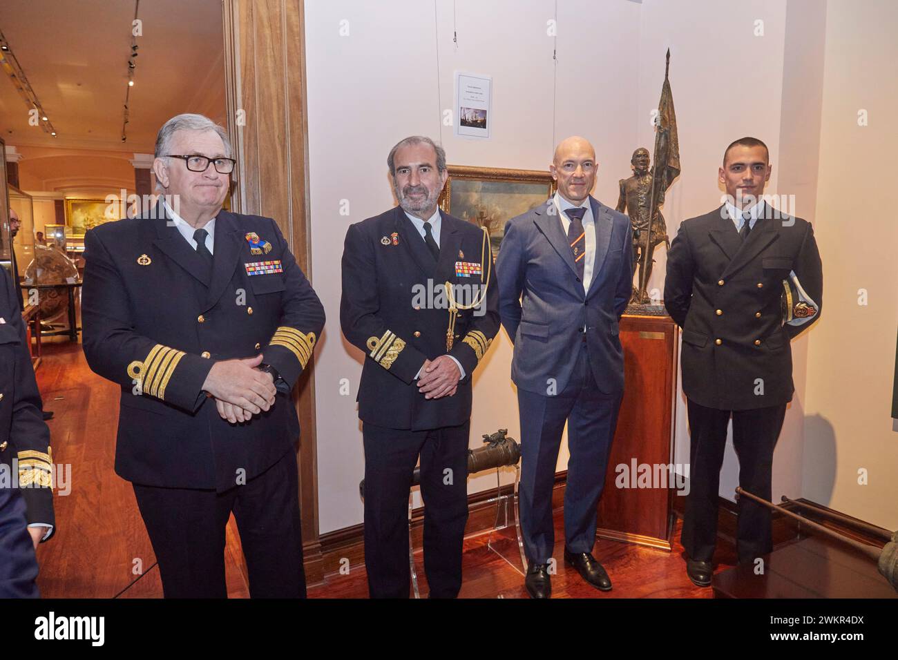 Madrid, 02/02/2024. Musée naval. Cérémonie de remise à la Marine de la sculpture de l'amiral Menéndez de Avilés (XVIe siècle). De gauche à droite : le directeur du Musée naval (capitaine de marine) Juan Escrigas, le vice-amiral de réserve Gregorio Bueno, Ramón Menéndez de Luarca (descendant) et son fils le lieutenant-lieutenant, Alfonso Menéndez. Photo : Guillermo Navarro. ARCHDC. Crédit : album / Archivo ABC / Guillermo Navarro Banque D'Images