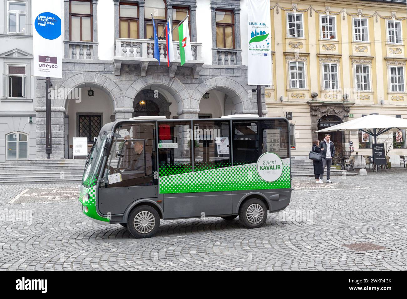 LJUBLJANA, SLOVÉNIE - MARTH 7, 2023 : une voiture électrique publique gratuite traverse le centre historique de la ville. Banque D'Images