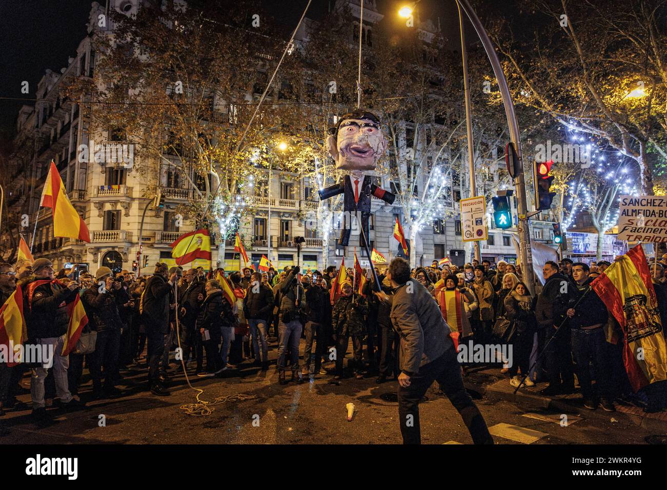 Madrid, 01/01/2024. Des manifestants de Ferraz ont battu un piñata avec l'image de Pedro Sánchez la veille du nouvel an. Photo : Tania Sieira. ARCHDC. Crédit : album / Archivo ABC / Tania Sieira Banque D'Images