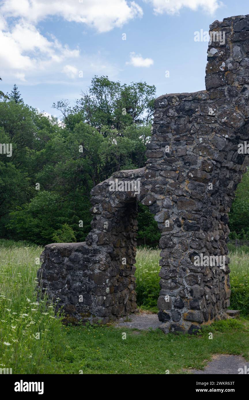 Entrée de l'ancien camp du Reich Labor Service, une porte faite de pierres de basalte, relique de l'époque nazie dans le Rhoen au Black Moor, Allemagne Banque D'Images