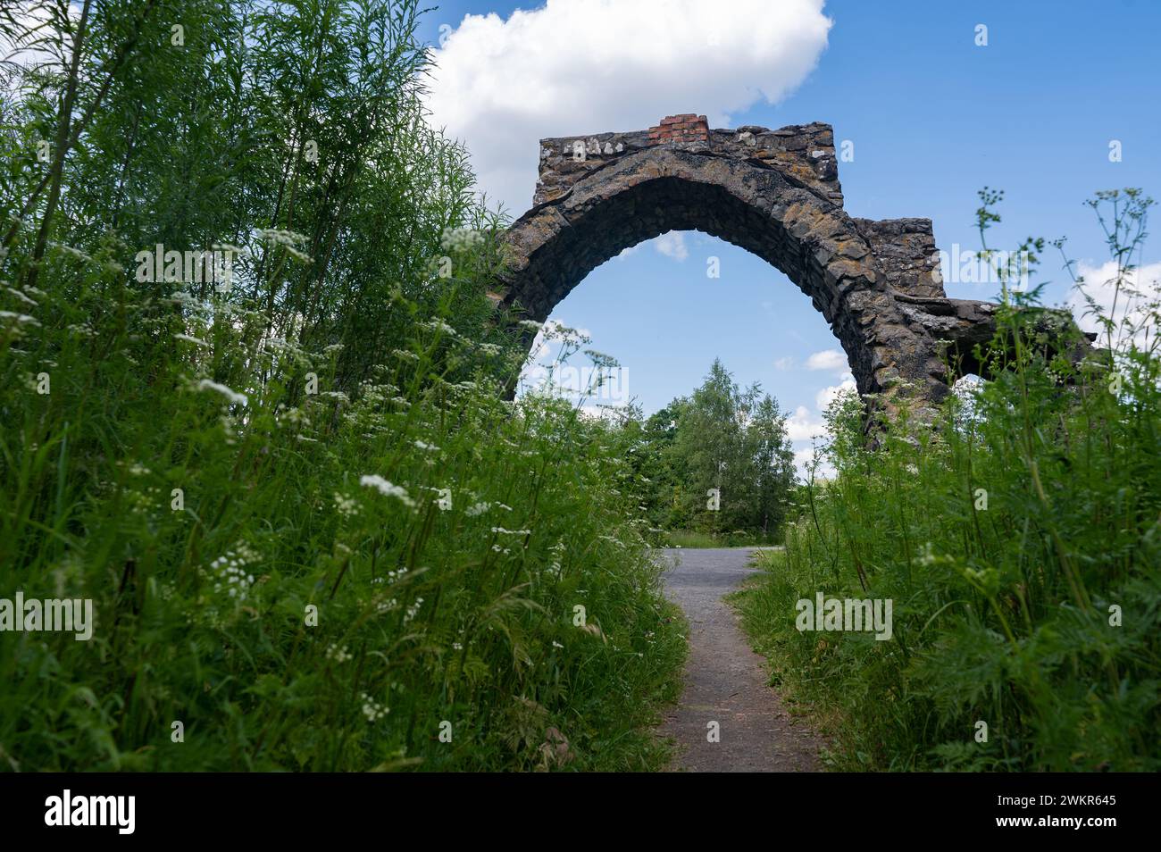 Entrée de l'ancien camp du Reich Labor Service, une porte faite de pierres de basalte, relique de l'époque nazie dans le Rhoen au Black Moor, Allemagne Banque D'Images