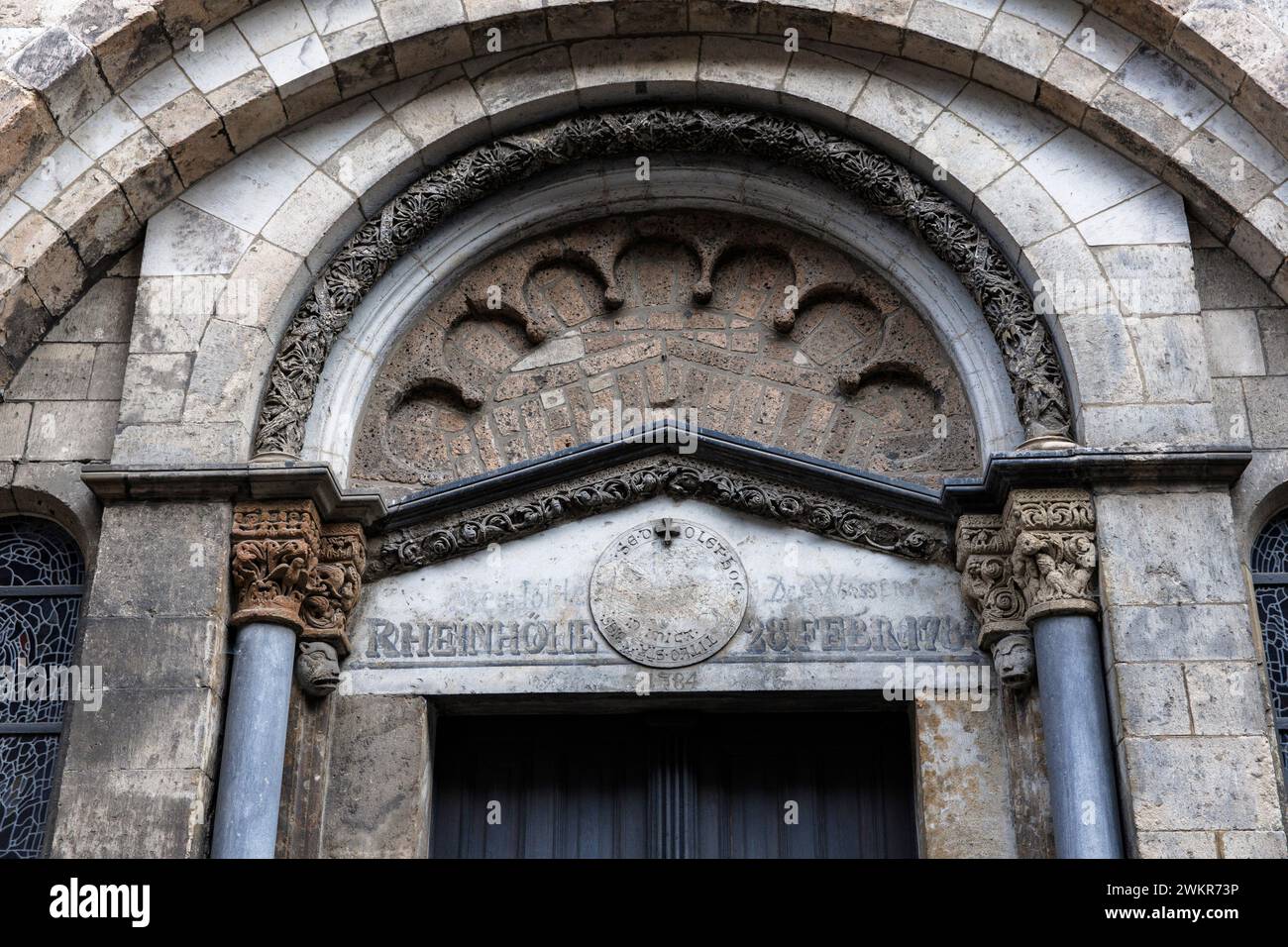 Marquage du niveau d'eau de la crue rhénane de 1784 au-dessus du portail de l'église romane de préparées Maria in Lyskirchen, Cologne, Allemagne. Markieru Banque D'Images
