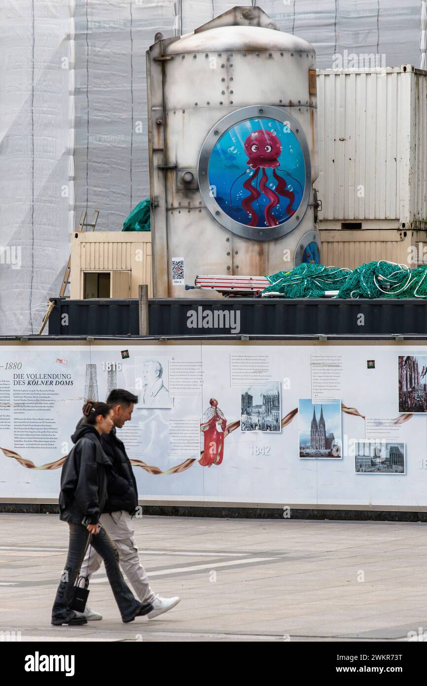 Le Dom-Hôtel à la cathédrale sera entièrement rénové, chantier de construction, façade rideau, silo de chantier avec peinture, passants, Co Banque D'Images