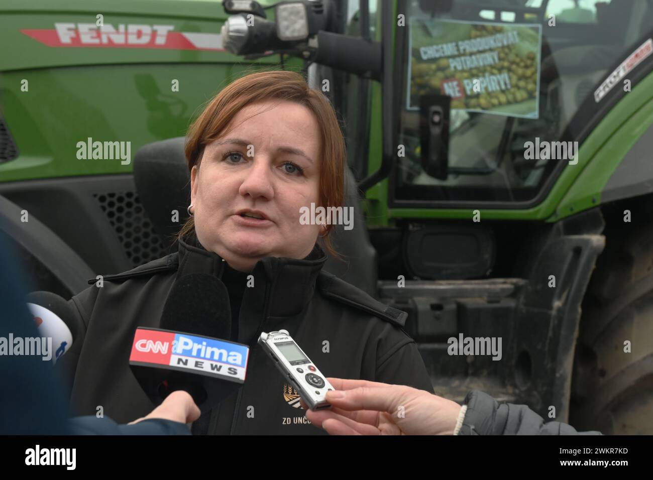 Prikazy, République tchèque. 22 février 2024. Milada Raskova Mesicova, présidente du conseil d'administration de la coopérative agricole Uncovice, s'adresse aux journalistes lors de l'action de protestation des agriculteurs contre la politique agraire de l'Union européenne, Prikazy, République tchèque, 22 février 2024. Crédit : Ludek Perina/CTK photo/Alamy Live News Banque D'Images