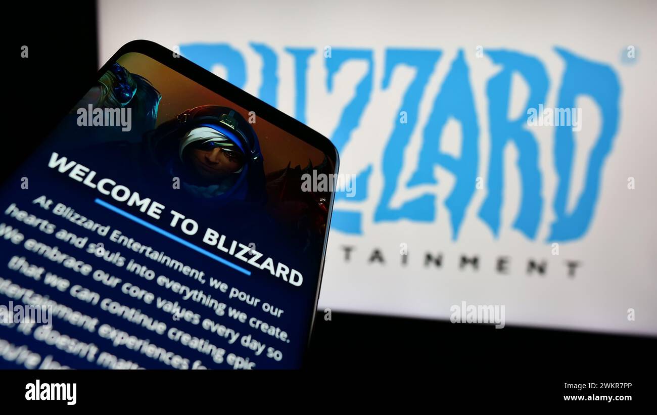 Smartphone avec le site Web de la société américaine de jeux vidéo Blizzard Entertainment Inc devant le logo de l'entreprise. Concentrez-vous sur le coin supérieur gauche de l'écran du téléphone. Banque D'Images