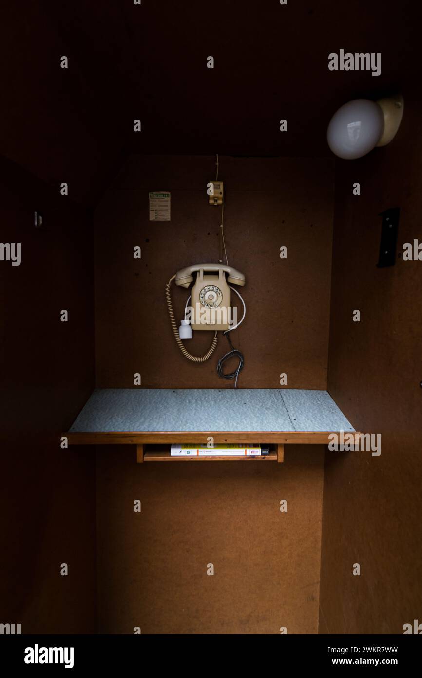 Une vieille cabine téléphonique rétro publique pour la communication Banque D'Images