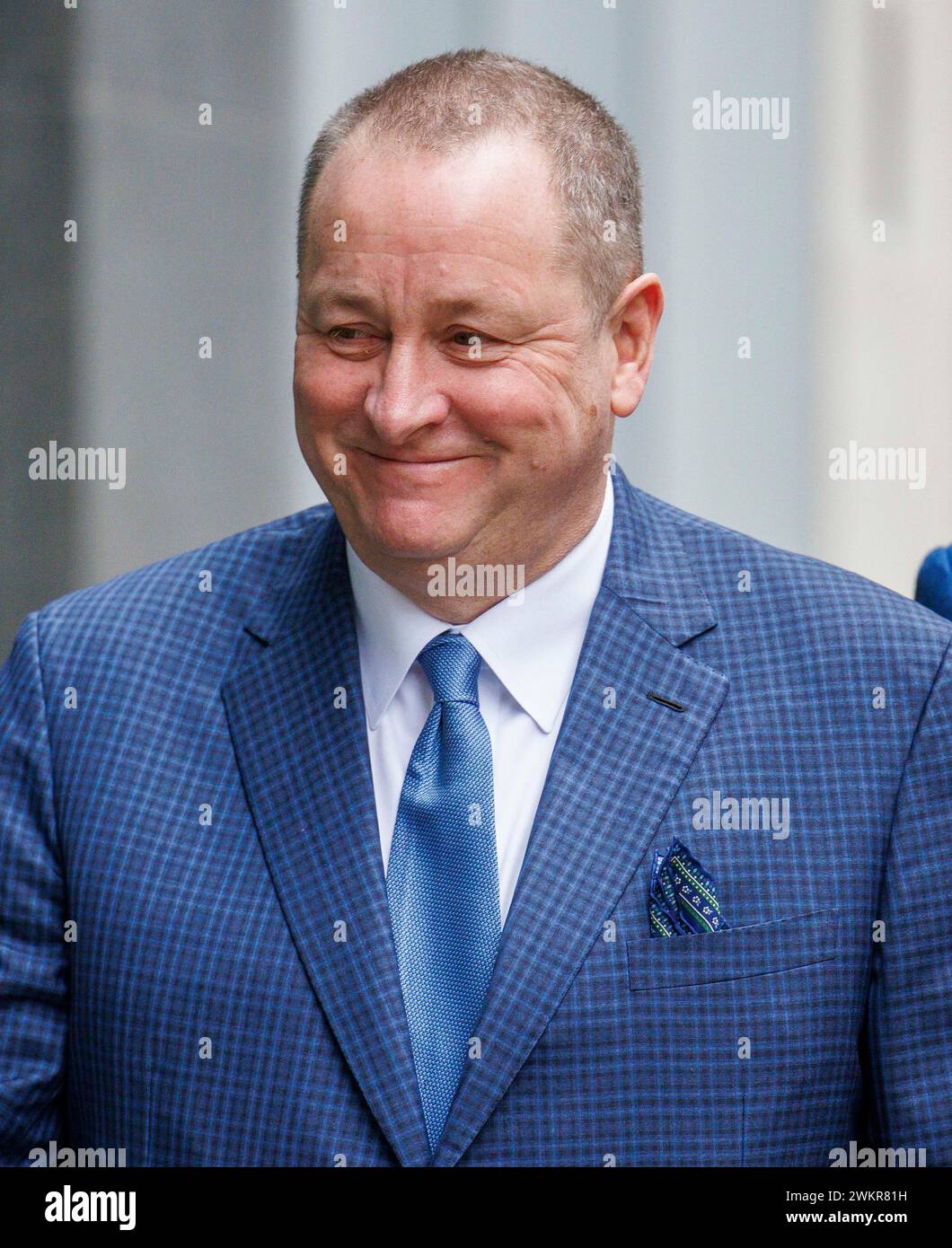 Londres, Royaume-Uni 22 février 2024 Mike Ashley arrive à la haute Cour. Mike Ashley traduit Morgan Stanley en justice. Le Frasers Group de Mike Ashley a accusé Morgan Stanley de « snobisme » sur sa décision d'imposer un appel de marge de 1 milliard de dollars, affirmant que la décision de la banque était due en partie aux modestes débuts de l'entrepreneur. Mike Ashley a déclaré que Morgan Stanley cherchait à forcer le détaillant britannique à quitter une position qu'il occupait dans la marque allemande Hugo Boss et a déclaré que la demande de garanties était complètement incroyable. Le litige porte sur les positions longues que Frasers a commencé à accumuler dans Hugo Boss à partir de 2019 via son courtier sa Banque D'Images