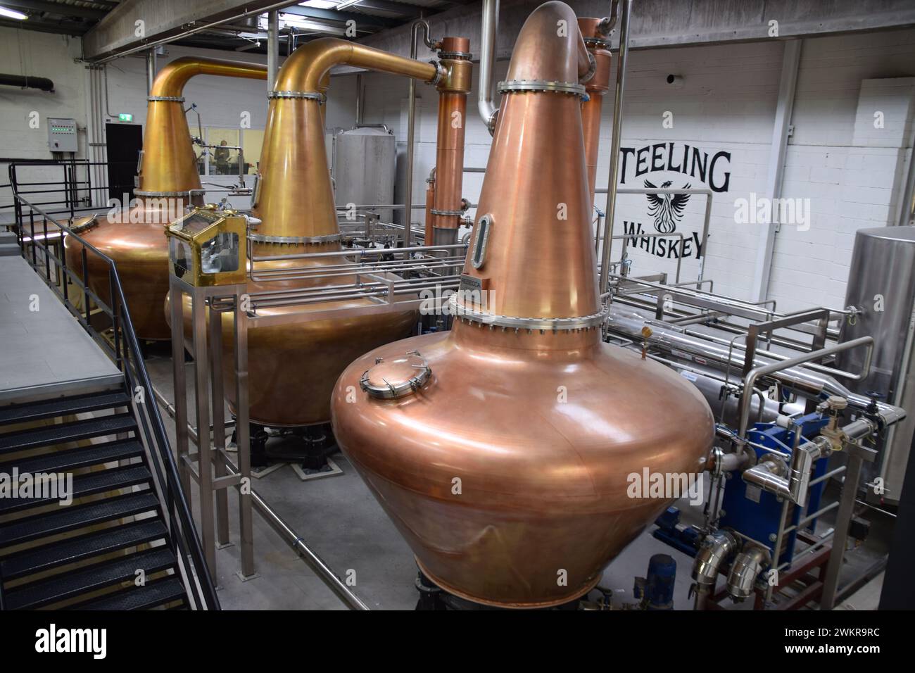 Distillateurs de cuivre à la distillerie de whisky Teeling. Dublin, Irlande. Banque D'Images