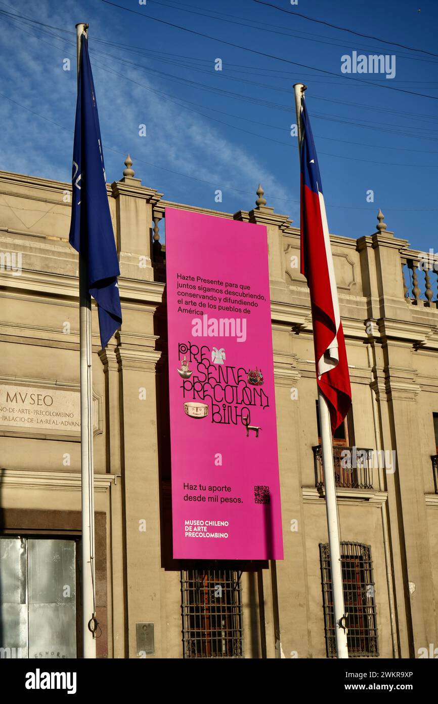 Bannière rose colorée au Musée chilien de l'Art précolombien. Santiago, Chili. Banque D'Images