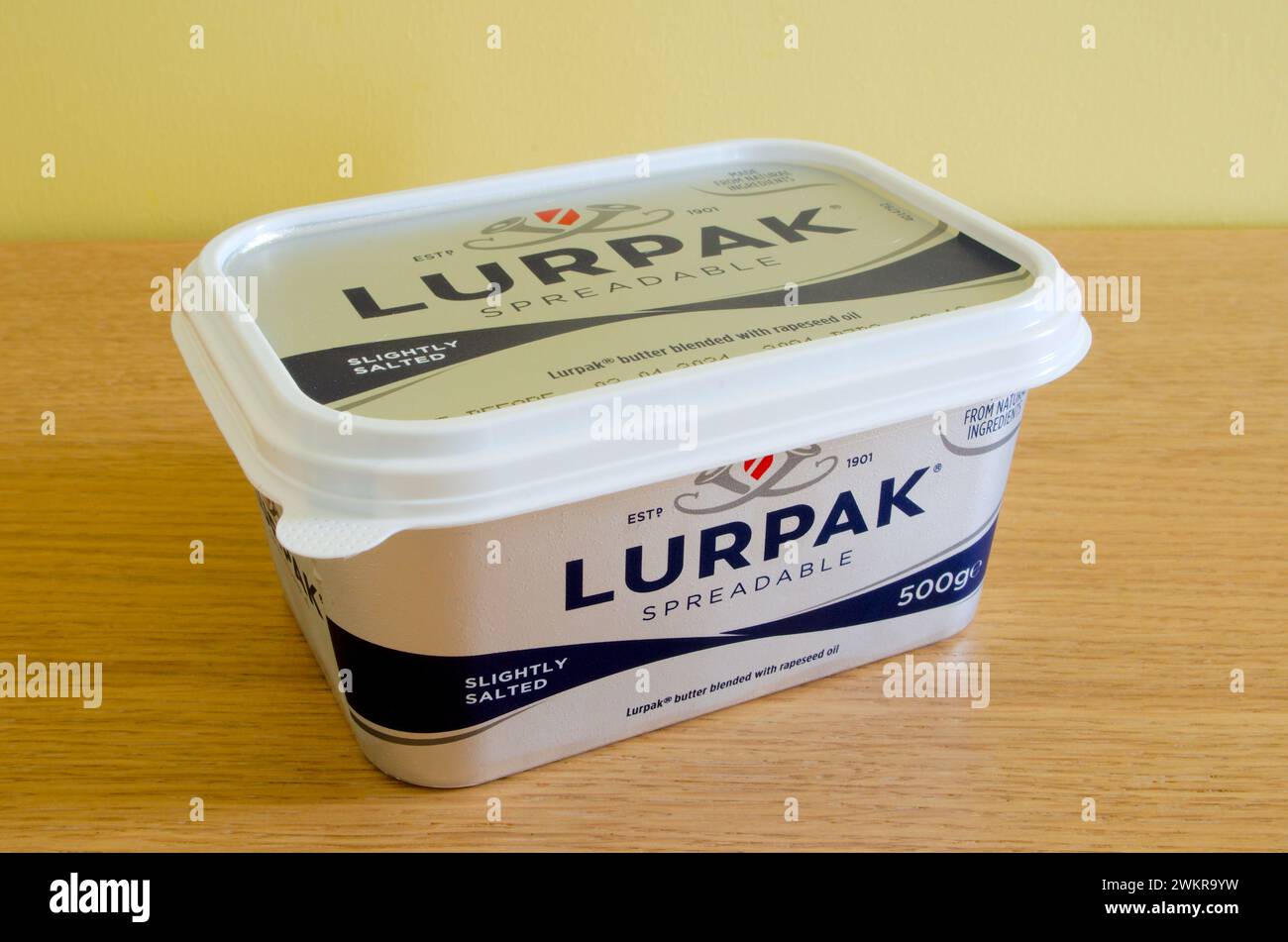Pot de mélange de beurre tartinable légèrement salé Lurpak Banque D'Images