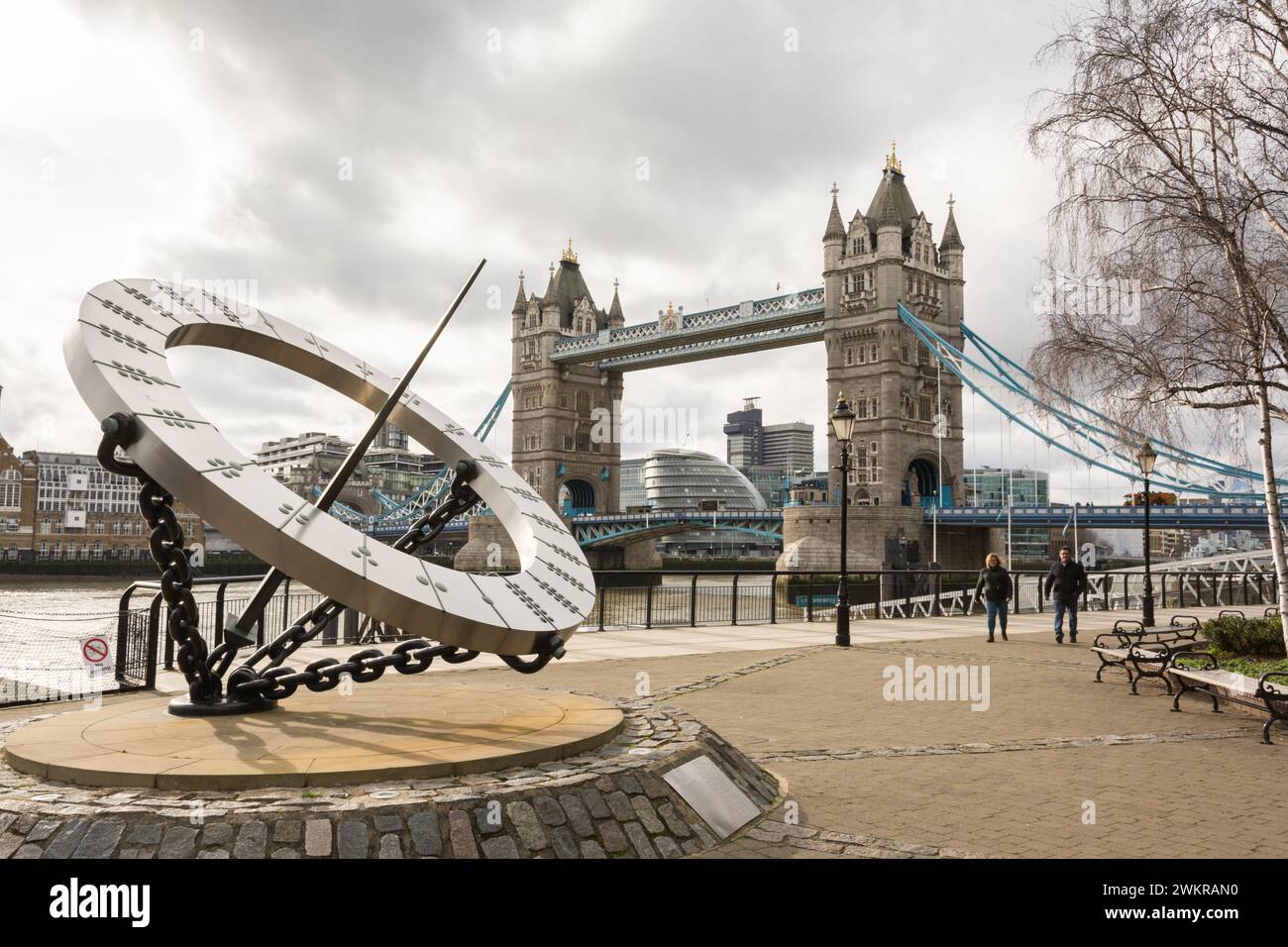Cadran solaire géant de Wendy Taylor près de Tower Bridge, Londres, Angleterre, Royaume-Uni Banque D'Images