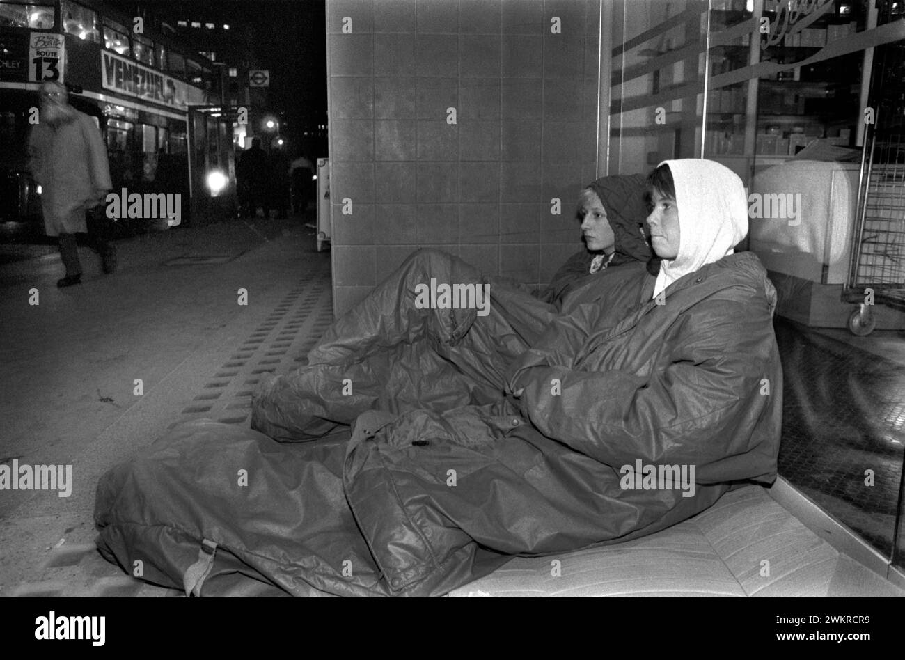 Dormir dans les rues Rough Sleeper, les adolescentes fugueuses sans abri dormant dur dans une porte de magasin dans le Strand, centre de Londres.They ont collecté du carton à utiliser pour dormir, pour un peu plus de chaleur. Londres, Angleterre des années 1990 1990 Royaume-Uni HOMER SYKES Banque D'Images