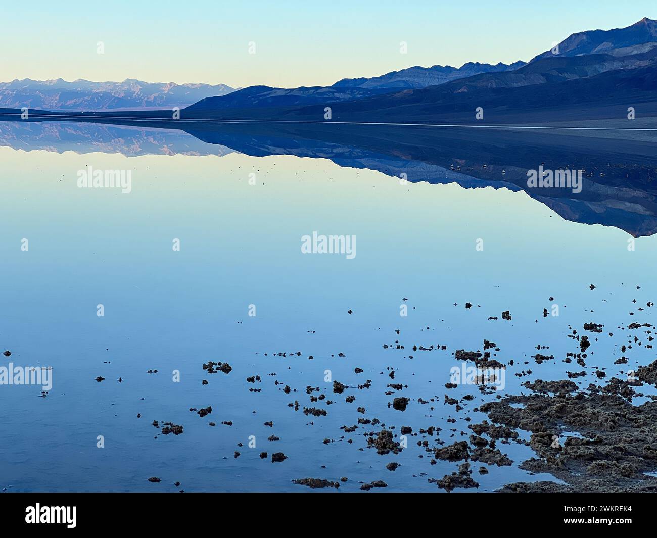 Une vue panoramique sur le lac Manly (Badwater Basin) dans la vallée de la mort au coucher du soleil. Banque D'Images
