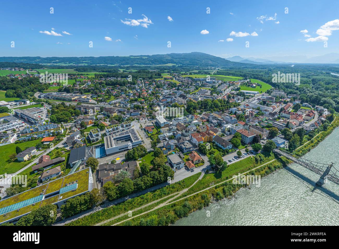 Vue de la ville d'Oberndorf près de Salzbourg dans la province autrichienne de Salzbourg Banque D'Images Vue de la ville d'Oberndorf près de Salzbourg dans la province autrichienne de Salzbourg Banque D'Images