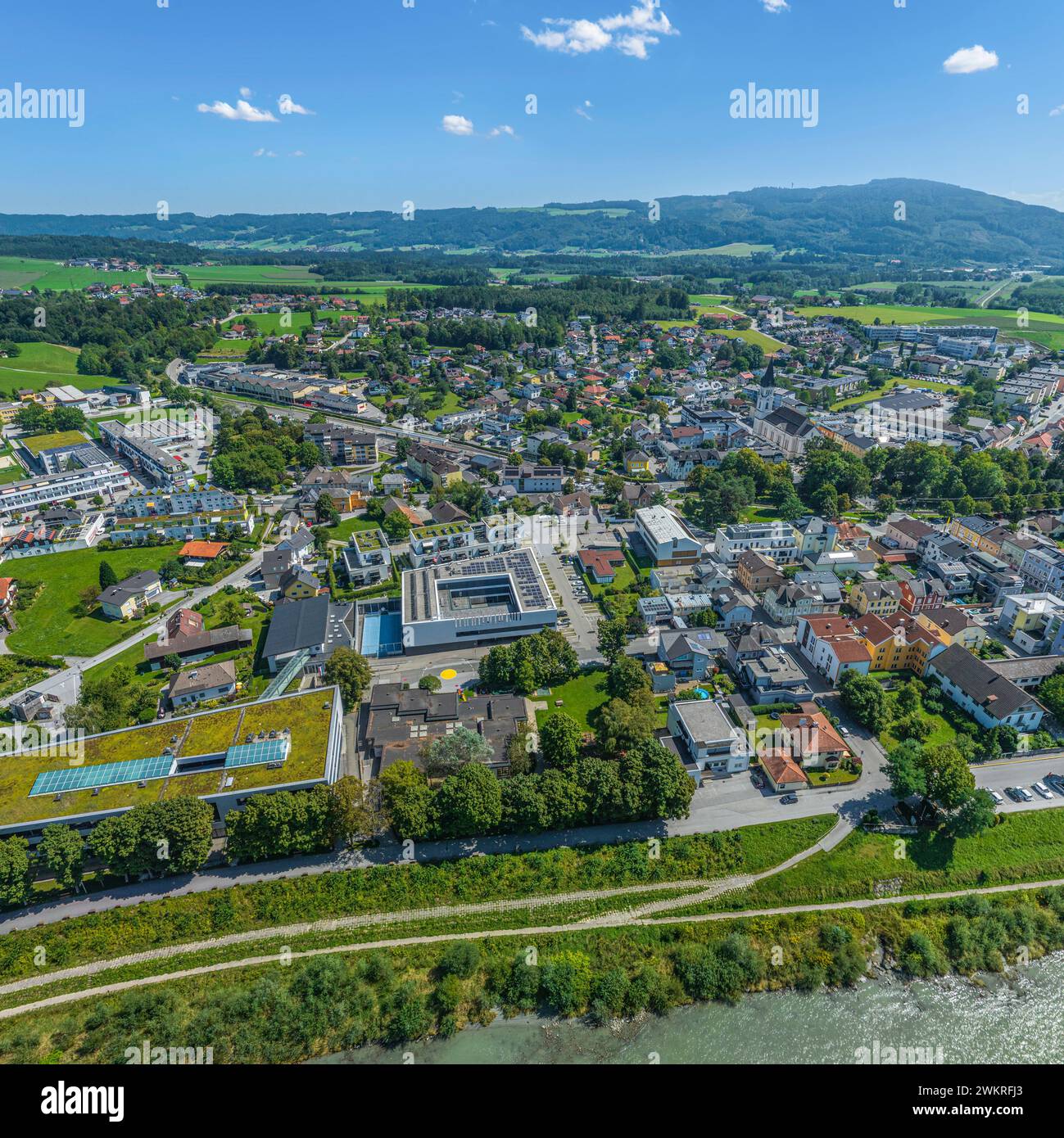 Vue de la ville d'Oberndorf près de Salzbourg dans la province autrichienne de Salzbourg Banque D'Images Vue de la ville d'Oberndorf près de Salzbourg dans la province autrichienne de Salzbourg Banque D'Images