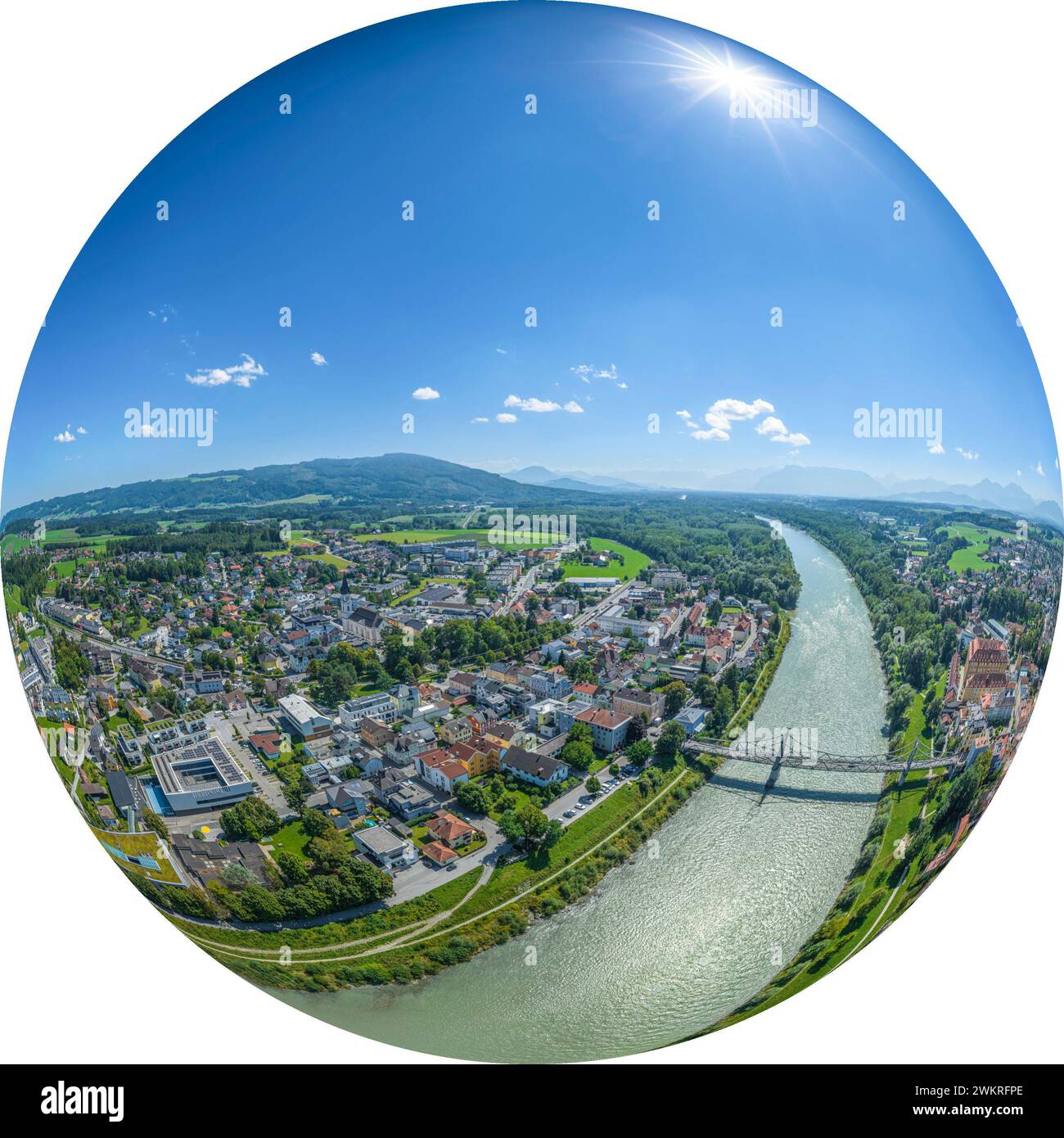 Vue aérienne des deux villes frontalières de Laufen et Oberndorf par la rivière Salzach Banque D'Images