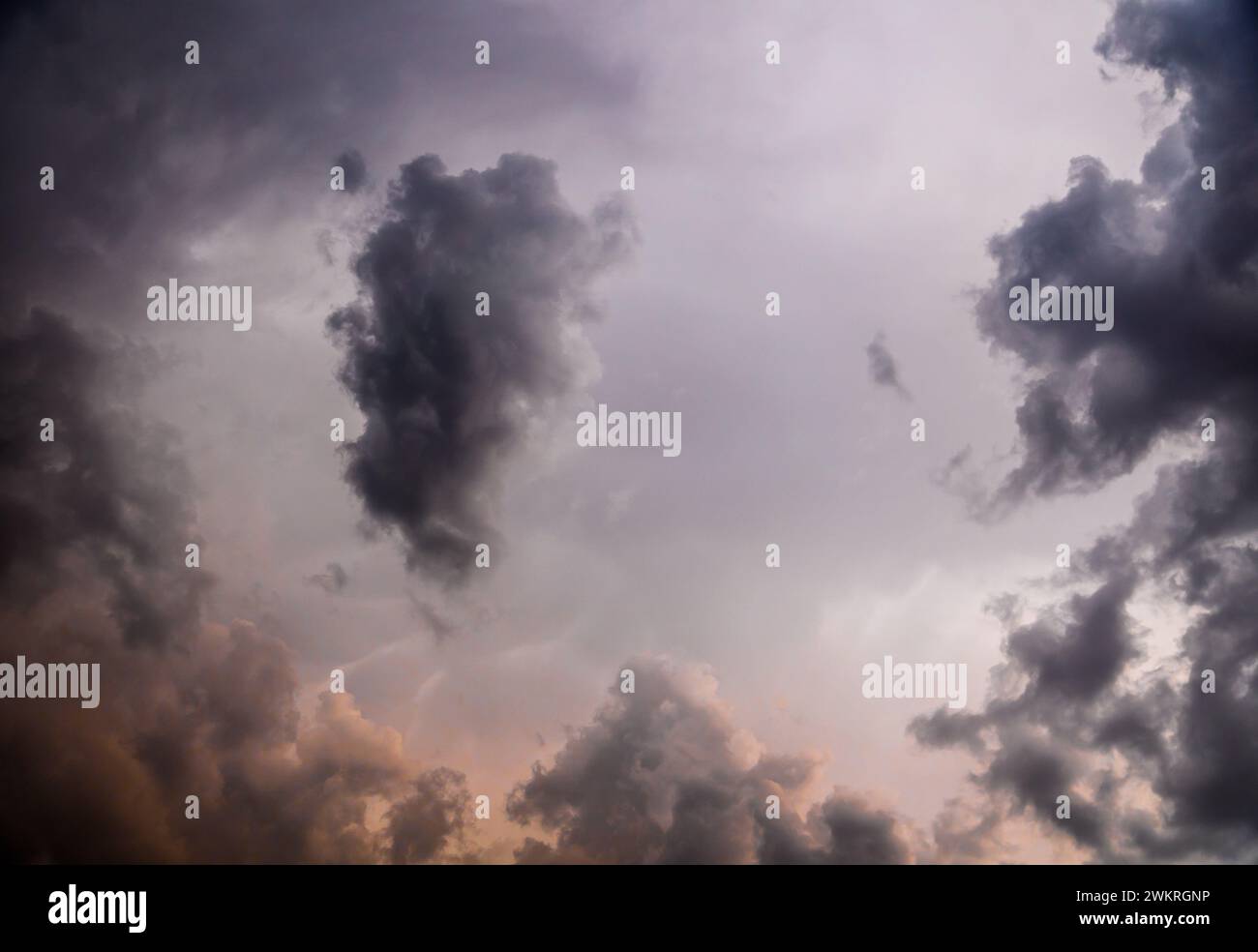 Les nuages gris dramatiques dans le ciel Banque D'Images